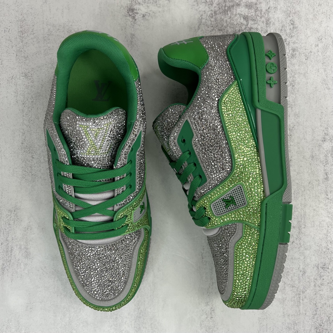 Louis Vuitton 新款上架 Louis*Vuitto* LV trainer 满钻系列 走秀款TRAINER 大底和面料私模 绝对下血本费心思的一款鞋子 自Vifgil到来之后而设计的这一系列 每一季度都深受众多粉丝的青睐 TPU 大底 包装