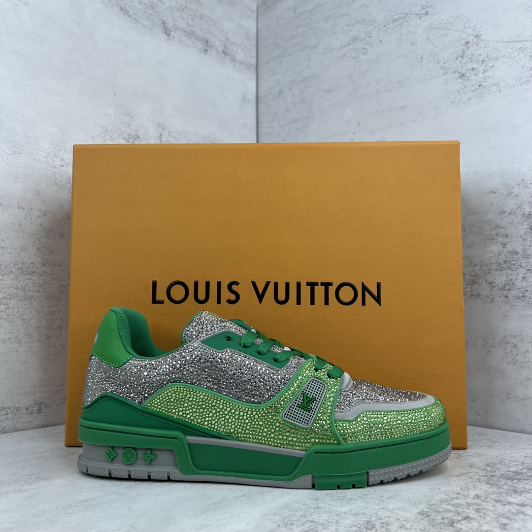 Louis Vuitton 新款上架 Louis*Vuitto* LV trainer 满钻系列 走秀款TRAINER 大底和面料私模 绝对下血本费心思的一款鞋子 自Vifgil到来之后而设计的这一系列 每一季度都深受众多粉丝的青睐 TPU 大底 包装