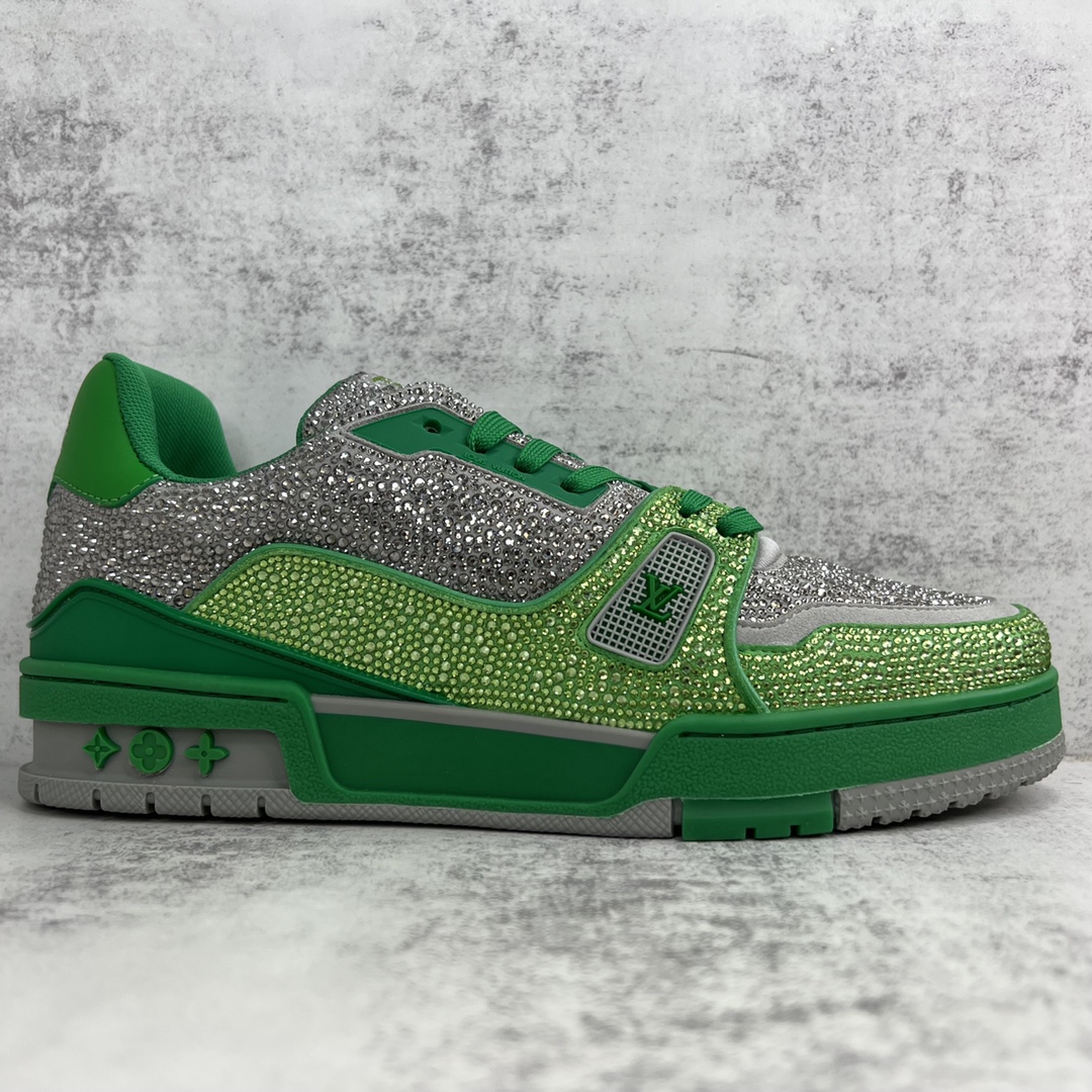 Louis Vuitton 新款上架 Louis*Vuitto* LV trainer 满钻系列 走秀款TRAINER 大底和面料私模 绝对下血本费心思的一款鞋子 自Vifgil到来之后而设计的这一系列 每一季度都深受众多粉丝的青睐 TPU 大底 包装