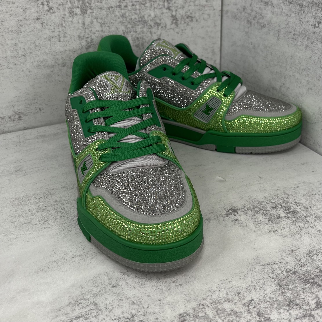 Louis Vuitton 新款上架 Louis*Vuitto* LV trainer 满钻系列 走秀款TRAINER 大底和面料私模 绝对下血本费心思的一款鞋子 自Vifgil到来之后而设计的这一系列 每一季度都深受众多粉丝的青睐 TPU 大底 包装