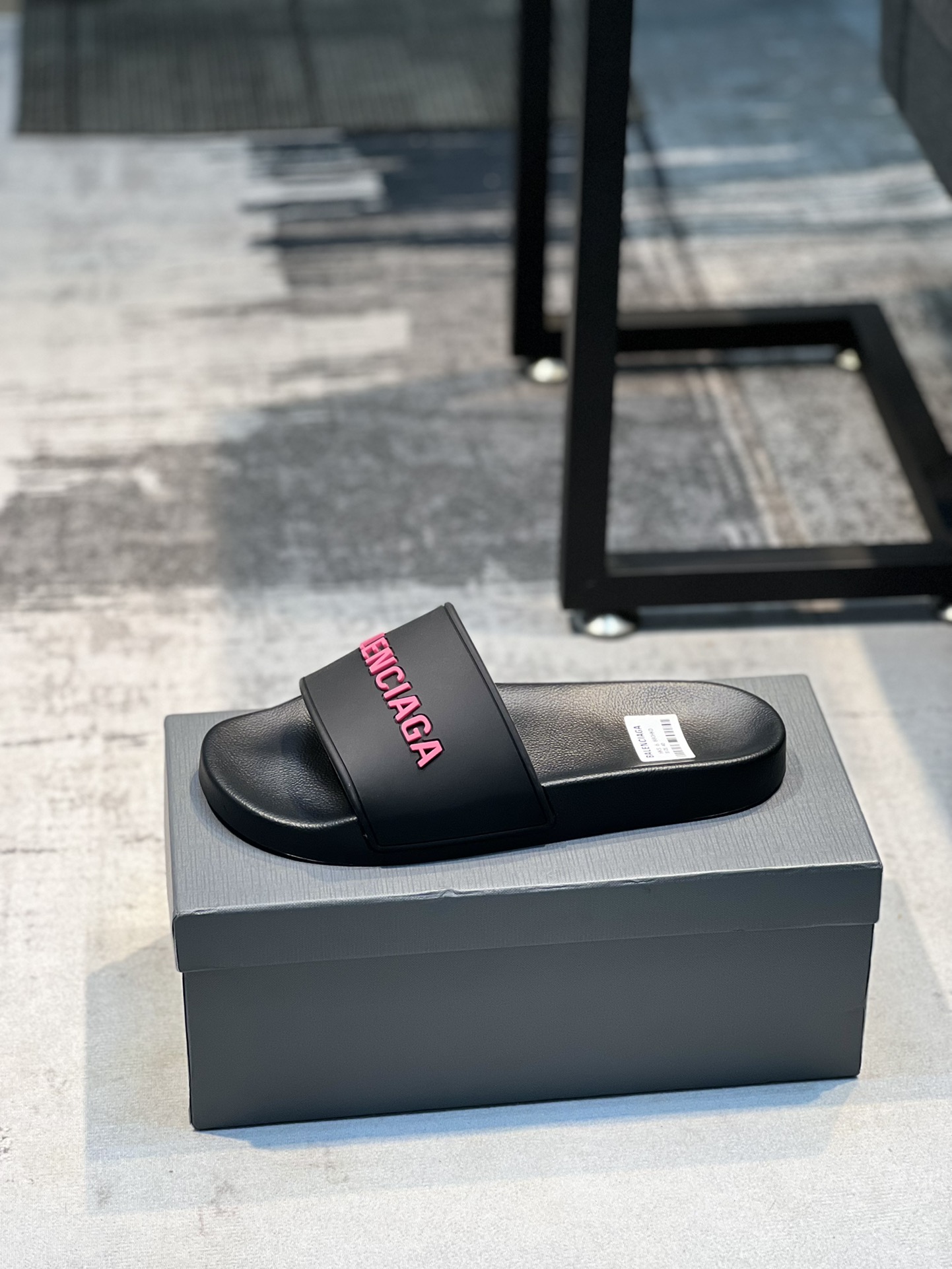 H0 巴黎世家 情侣款～专柜同步 男女拖鞋，休闲宽松舒适型。上图片必爆款