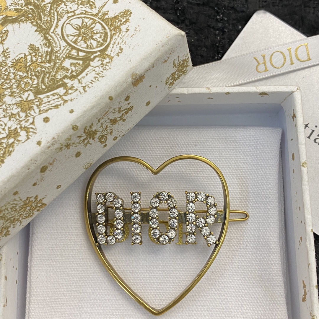 ❤️85包邮/原单代购级别
编码H1351  
🛍迪奥发夹热销款火爆上新❣
🛍同步专柜‼独家高端品质实拍图‼代购级别‼做工精致细腻👍重工版本😎超级仙女唯美的一款🧐做工超级细心无漏洞🤩媲美zp🌟买到就是赚到❤