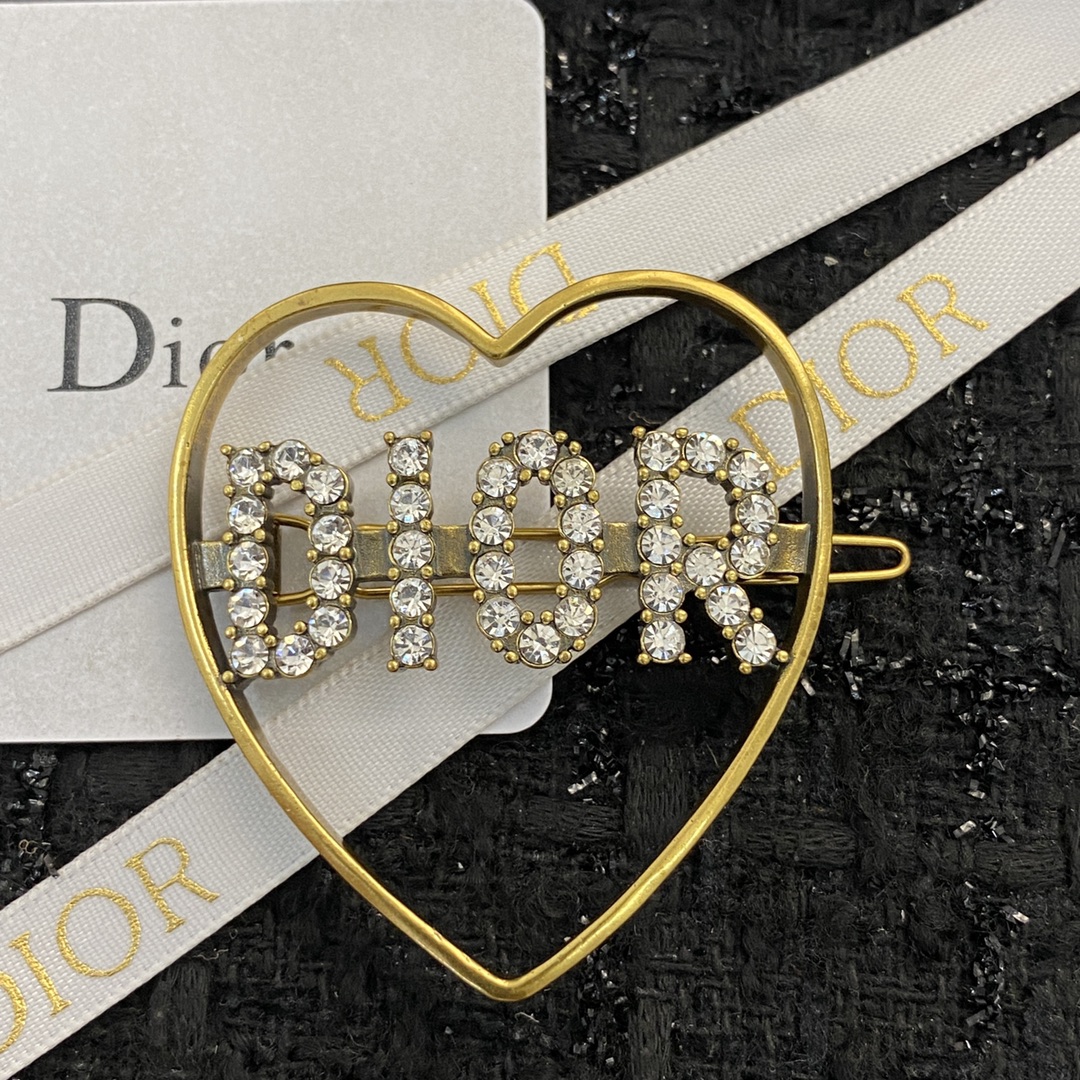 ❤️85包邮/原单代购级别
编码H1351  
🛍迪奥发夹热销款火爆上新❣
🛍同步专柜‼独家高端品质实拍图‼代购级别‼做工精致细腻👍重工版本😎超级仙女唯美的一款🧐做工超级细心无漏洞🤩媲美zp🌟买到就是赚到❤