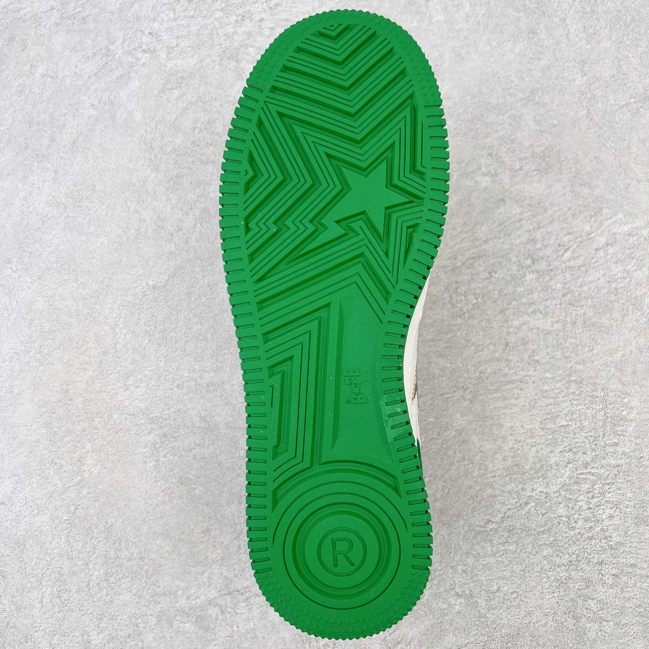 图片[9]-＃C版纯原 Bape Sta To Low 明星同款 猿人头经典漆皮低帮运动休闲板鞋 全套原纸板楦头开发 确保原汁原味 市场最完美低趴版型 一比一鞋头弧度高度鞋身弧度 外贸平台指定订单 匠心打造 开发时长超过半年 独家私模磨具冲刀加持 原厂特供皮料光泽色卡零偏差 内里均采用市场最好的超软原厂填充棉 原数据进口机台高频印压LOGO 最高QC检验标准 控制溢胶瑕疵 深浅定位均保持zp一致 中底嵌入Ortholite缓震材质 全套原包装 包含猿人logo 定制防尘袋 尺码：36 36.5 37 38 38.5 40 40.5 41 42 42.5 43 44 44.5 45 46-选品中心