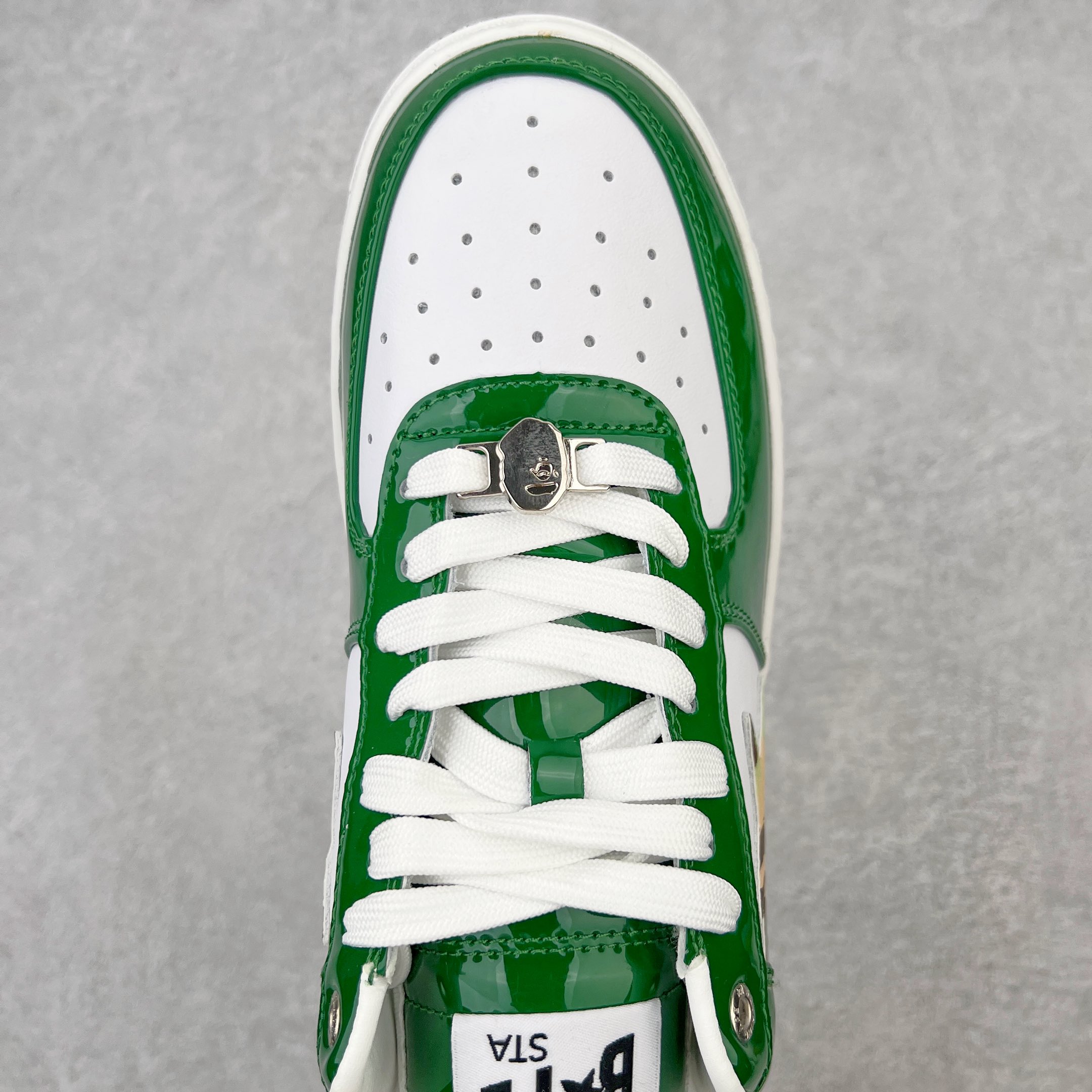 图片[4]-＃C版纯原 Bape Sta To Low 明星同款 猿人头经典漆皮低帮运动休闲板鞋 全套原纸板楦头开发 确保原汁原味 市场最完美低趴版型 一比一鞋头弧度高度鞋身弧度 外贸平台指定订单 匠心打造 开发时长超过半年 独家私模磨具冲刀加持 原厂特供皮料光泽色卡零偏差 内里均采用市场最好的超软原厂填充棉 原数据进口机台高频印压LOGO 最高QC检验标准 控制溢胶瑕疵 深浅定位均保持zp一致 中底嵌入Ortholite缓震材质 全套原包装 包含猿人logo 定制防尘袋 尺码：36 36.5 37 38 38.5 40 40.5 41 42 42.5 43 44 44.5 45 46-选品中心