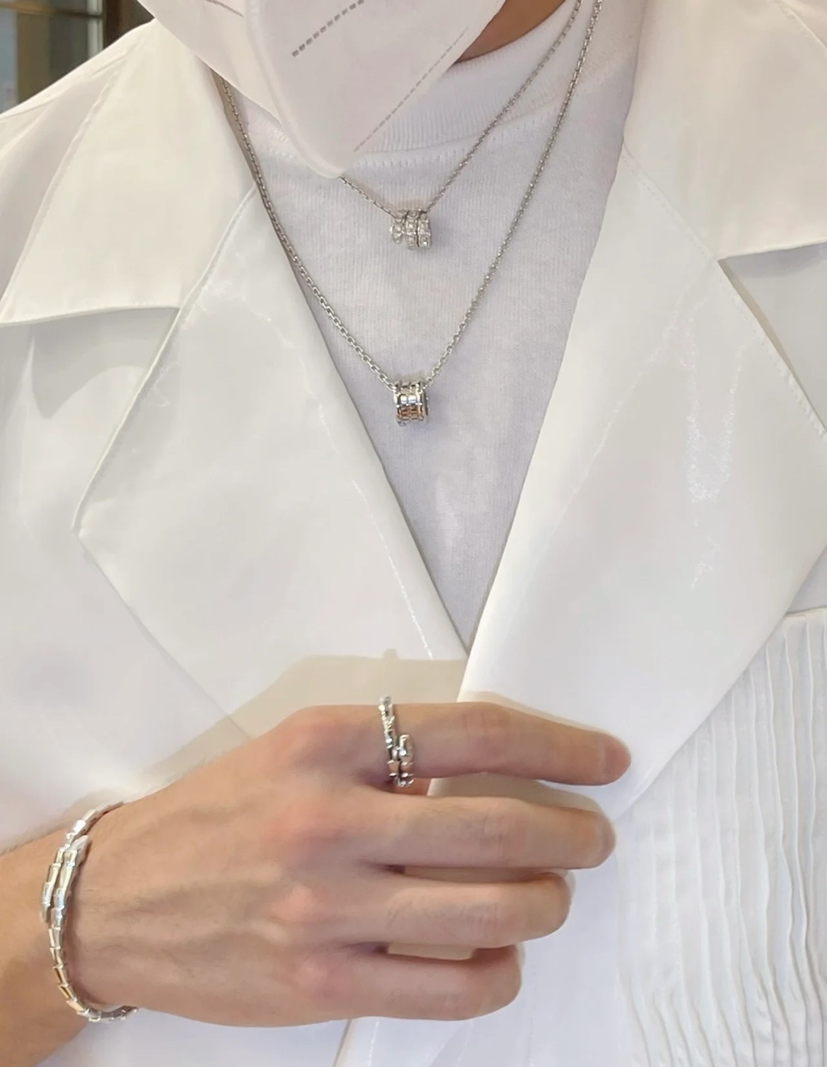 宝格丽灵蛇吊坠项链

serpenti viper系列珠宝配密镶钻石。以几何图案和利落造型勾勒神秘灵蛇之姿，精美鳞片散发动人光芒，呈现serpenti系列特有的曼妙曲线。

