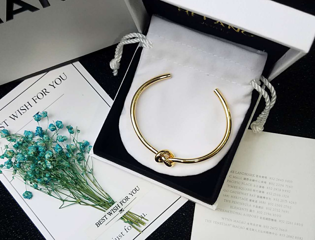 “Celine Bracelets: Elegant, Detailed Design in Platinum, Gold, and Rose Gold for Men and Women” - 图片 7