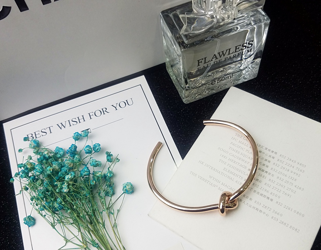 “Celine Bracelets: Elegant, Detailed Design in Platinum, Gold, and Rose Gold for Men and Women” - 图片 9