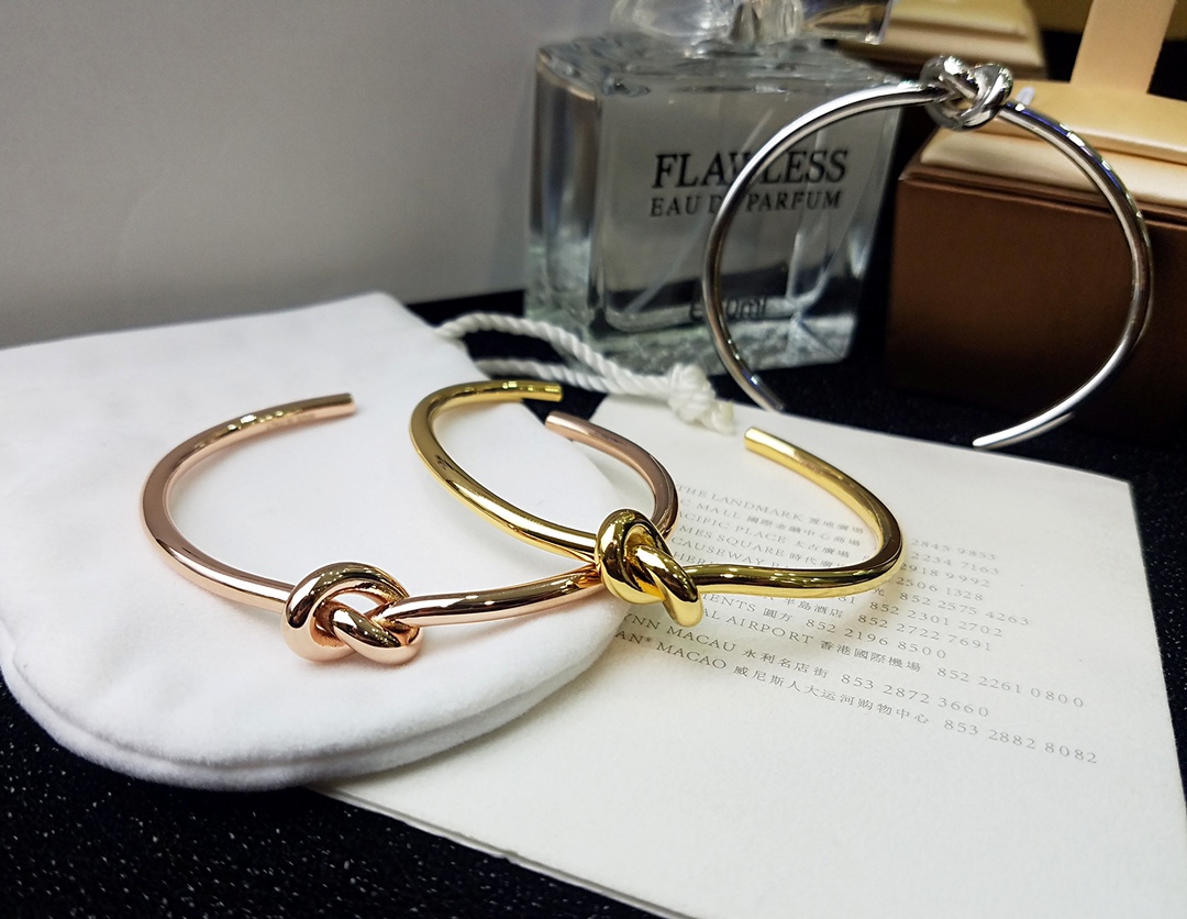 “Celine Bracelets: Elegant, Detailed Design in Platinum, Gold, and Rose Gold for Men and Women” - 图片 6