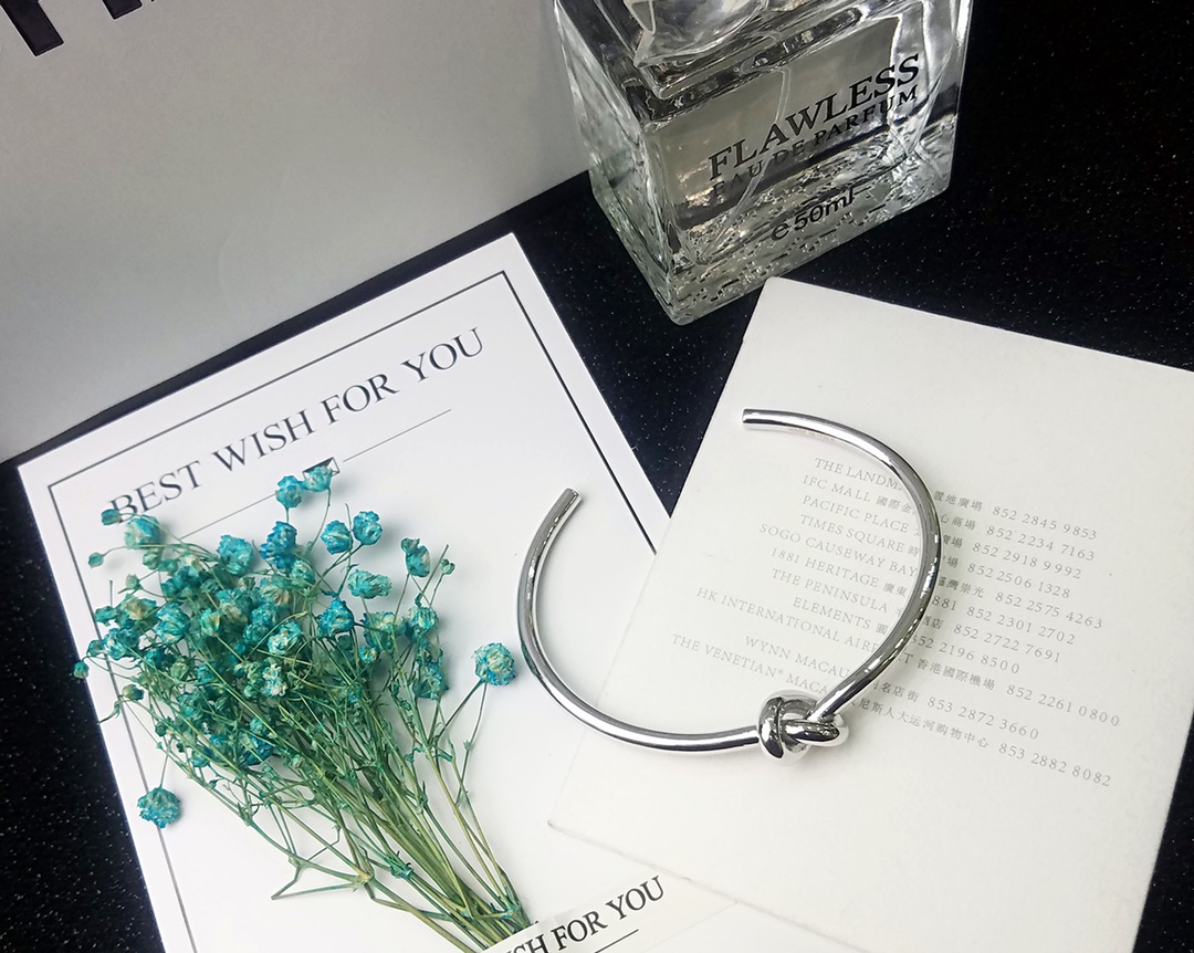 “Celine Bracelets: Elegant, Detailed Design in Platinum, Gold, and Rose Gold for Men and Women” - 图片 8