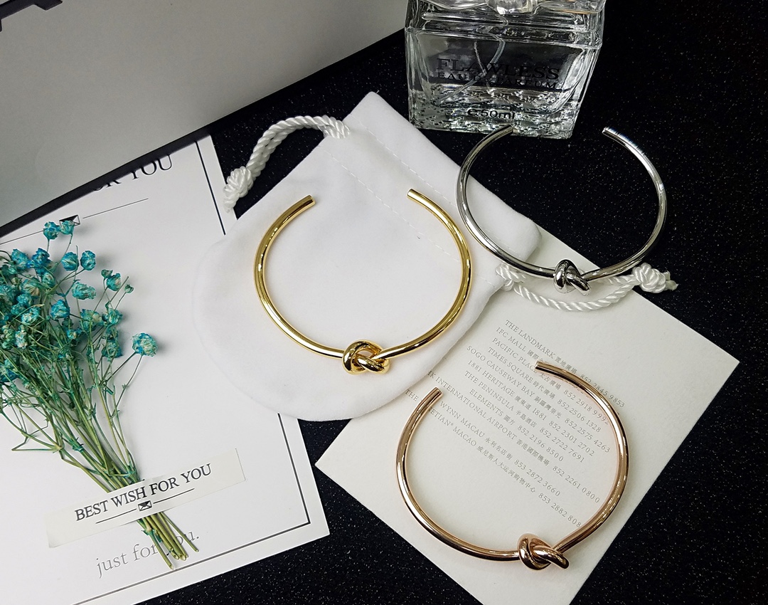 “Celine Bracelets: Elegant, Detailed Design in Platinum, Gold, and Rose Gold for Men and Women” - 图片 4
