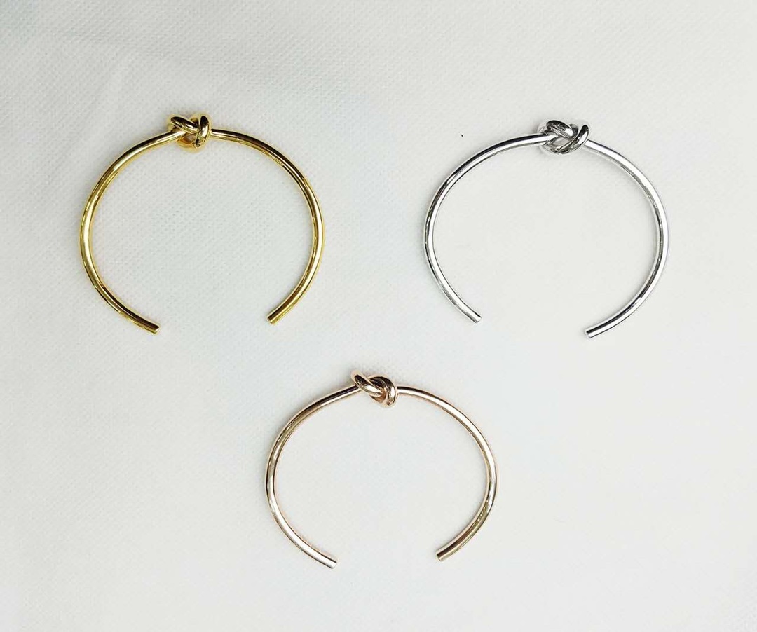 “Celine Bracelets: Elegant, Detailed Design in Platinum, Gold, and Rose Gold for Men and Women” - 图片 3