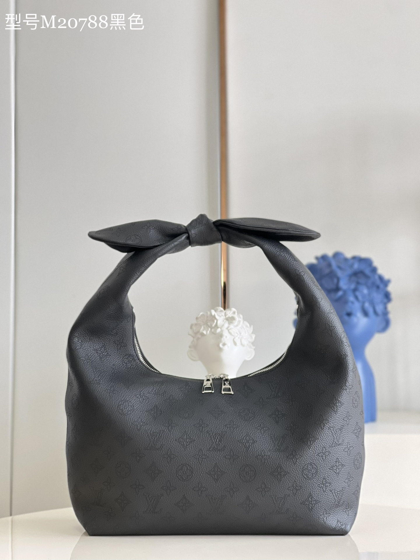 NO:399151,【Exclusive real shot M20788 black】 Why Knot MM handbag is made of perforated Mahina calf leather, which is a fashion statement. Its unique design, with a knot on the top of the handle, making it both modern and body friendly. Hands, elbows or shoulders are comfortable to carry, and the bag has two pockets inside to keep things organized. Size 14.2 x 16.9 x 5.9 inches (Length x Height x W) Q.,LV【Original Leather】,louis vuitton,cowhide19860909【独家实拍M20788黑色】Why Knot MM手提包由穿孔的Mahina小牛皮制成,是一种时尚宣言.其独特的设计,手柄顶部有一个结,使其既现代又对身体友好.手、肘部或肩部携带舒适,包的内部有两个口袋,可以保持物品井然有序.尺寸14.2 x 16.9 x 5.9英寸（长x高x宽） Q.,LV【原厂皮】,louis vuitton,cowhide,Bag