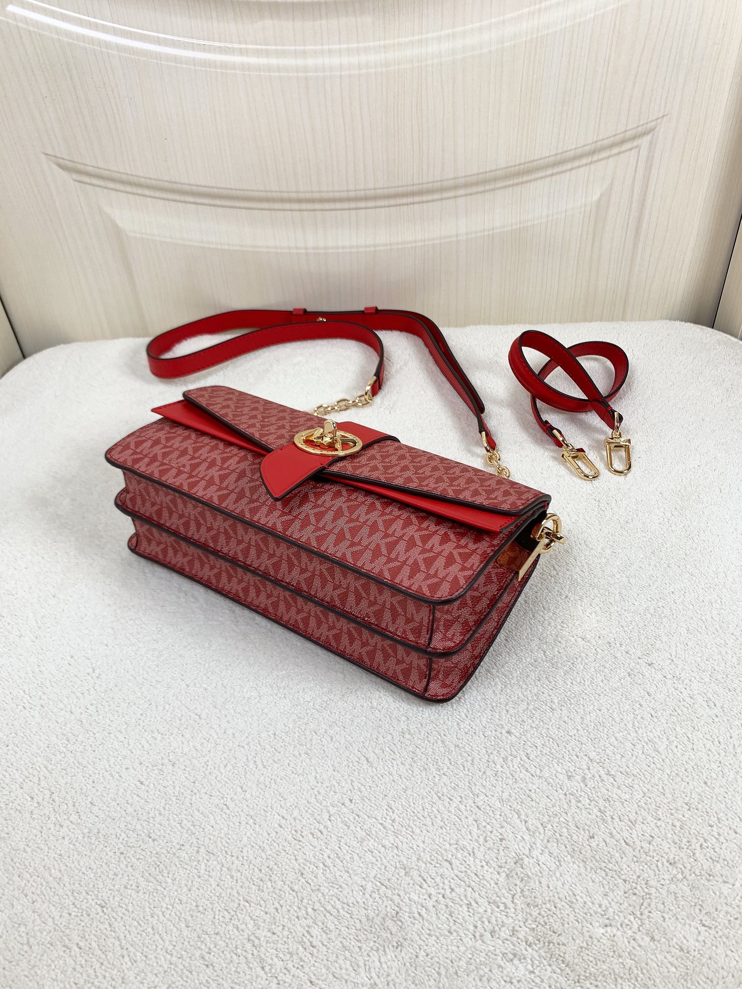 Michael Kors ～此款Greenwich 中号老花单肩包，包身采用品牌