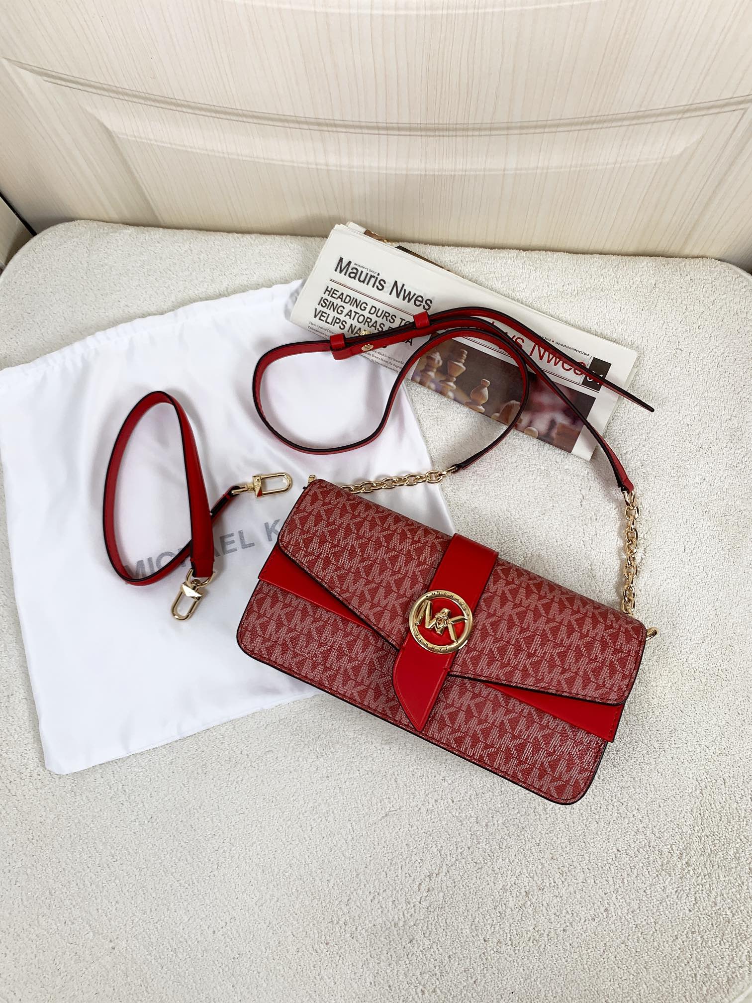 Michael Kors ～此款Greenwich 中号老花单肩包，包身采用品牌