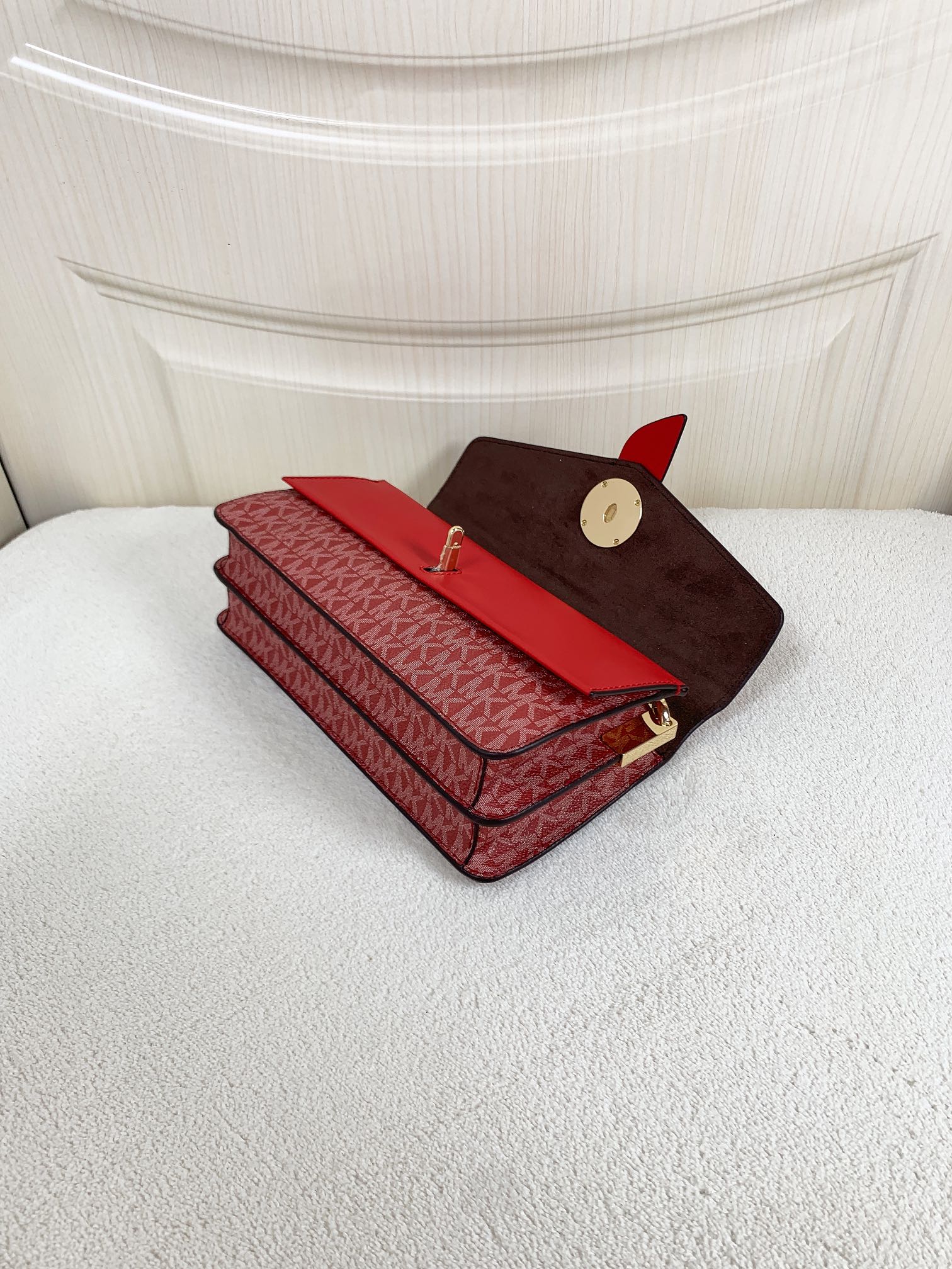 Michael Kors ～此款Greenwich 中号老花单肩包，包身采用品牌