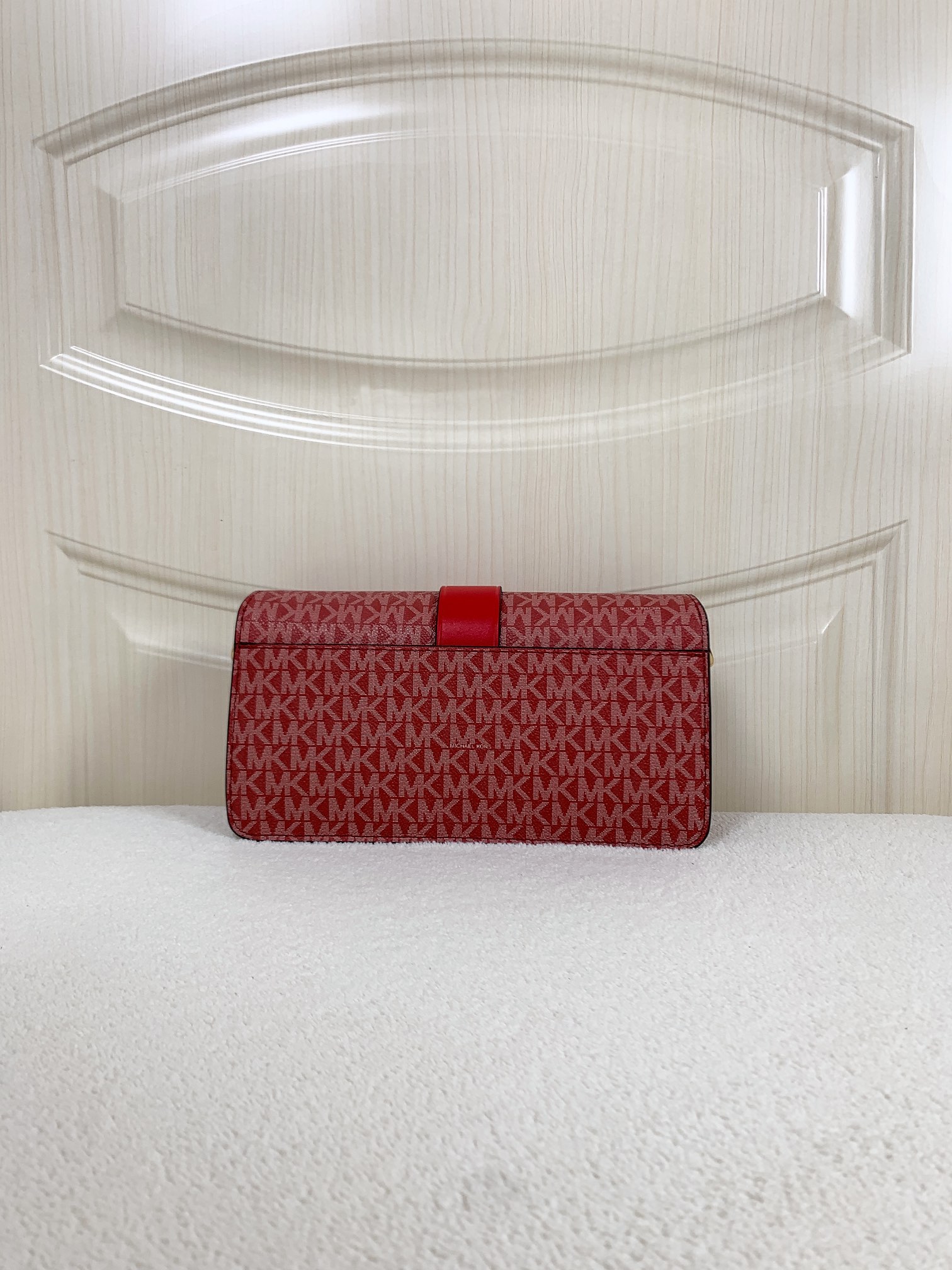 Michael Kors ～此款Greenwich 中号老花单肩包，包身采用品牌