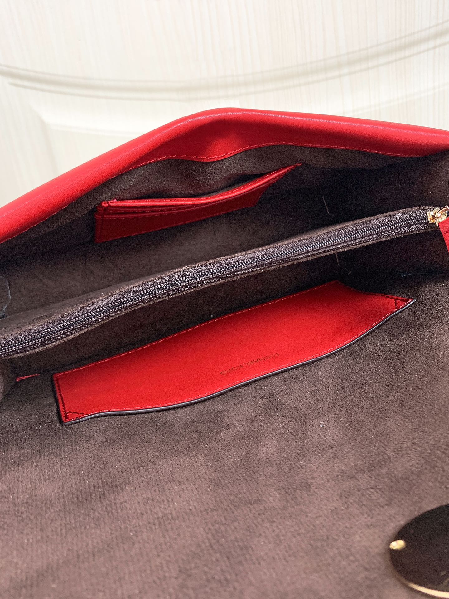 Michael Kors ～此款Greenwich 中号老花单肩包，包身采用品牌