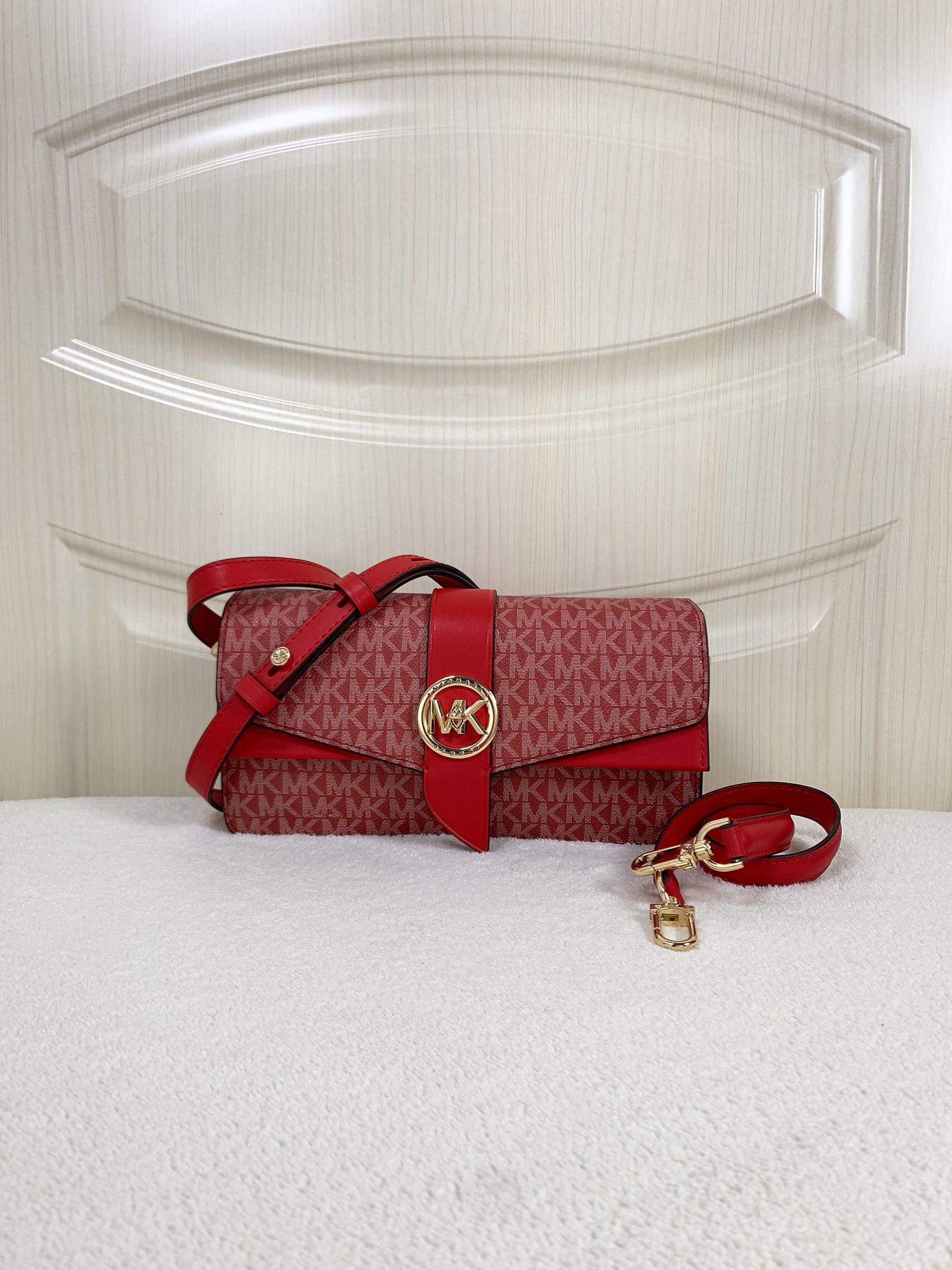 Michael Kors ～此款Greenwich 中号老花单肩包，包身采用品牌