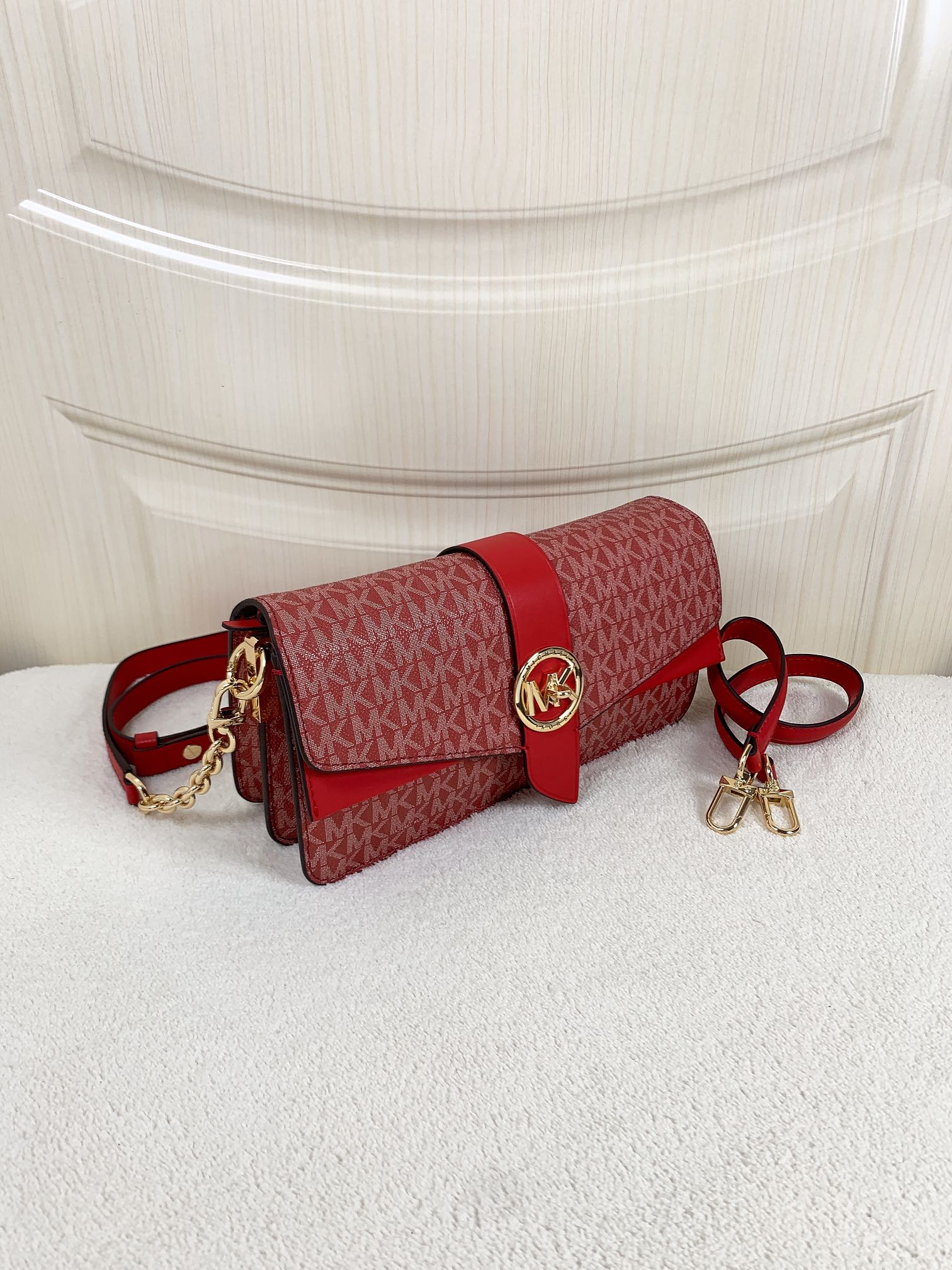 Michael Kors ～此款Greenwich 中号老花单肩包，包身采用品牌