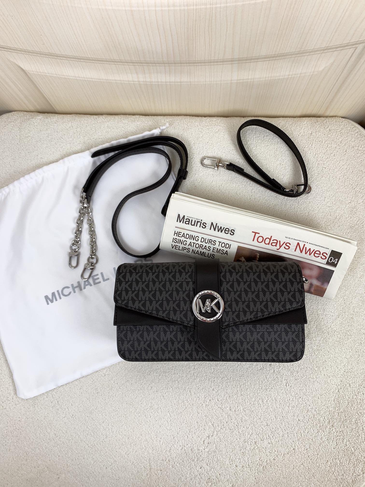 Michael Kors ～此款Greenwich 中号老花单肩包，包身采用品牌