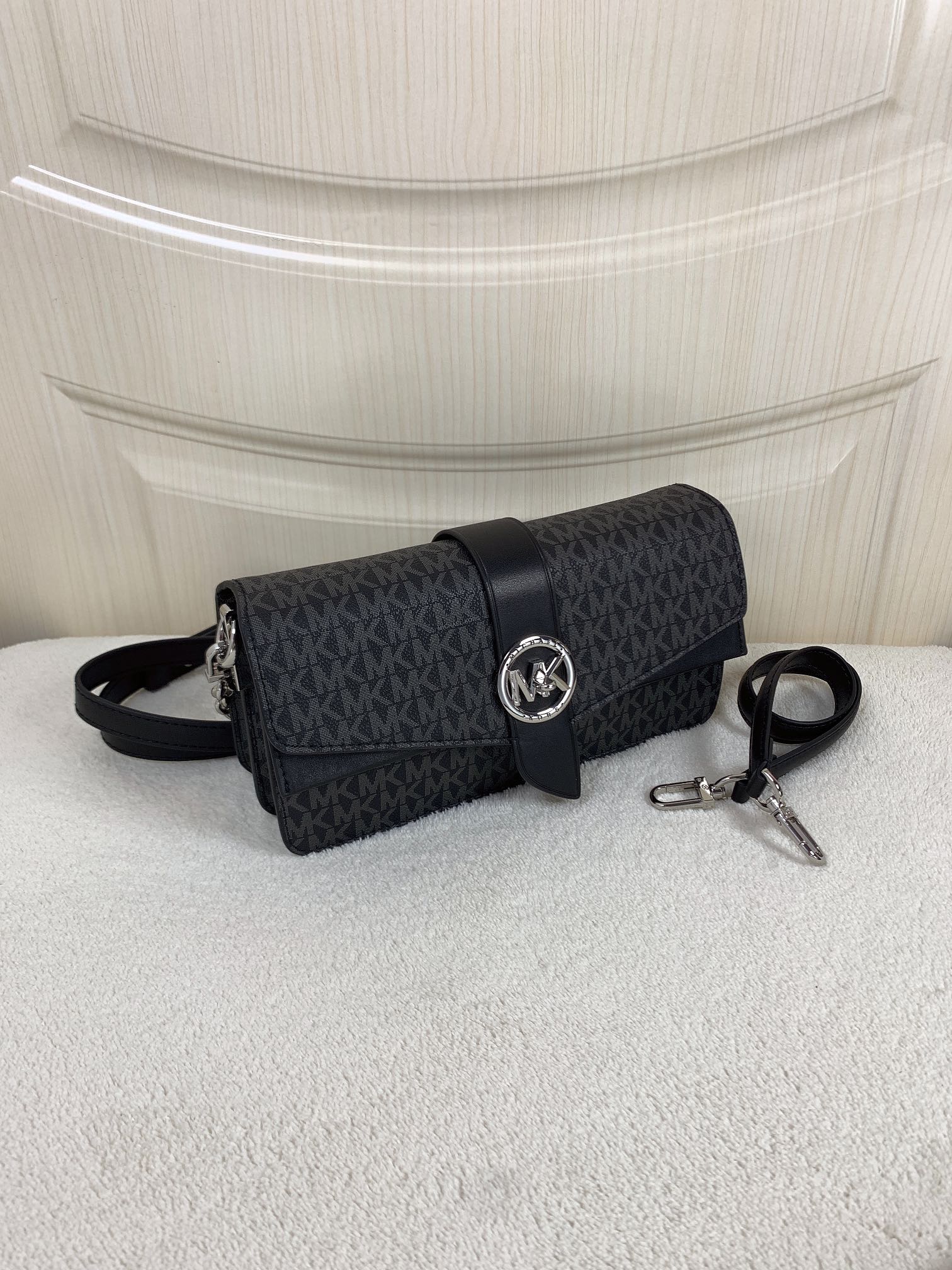 Michael Kors ～此款Greenwich 中号老花单肩包，包身采用品牌