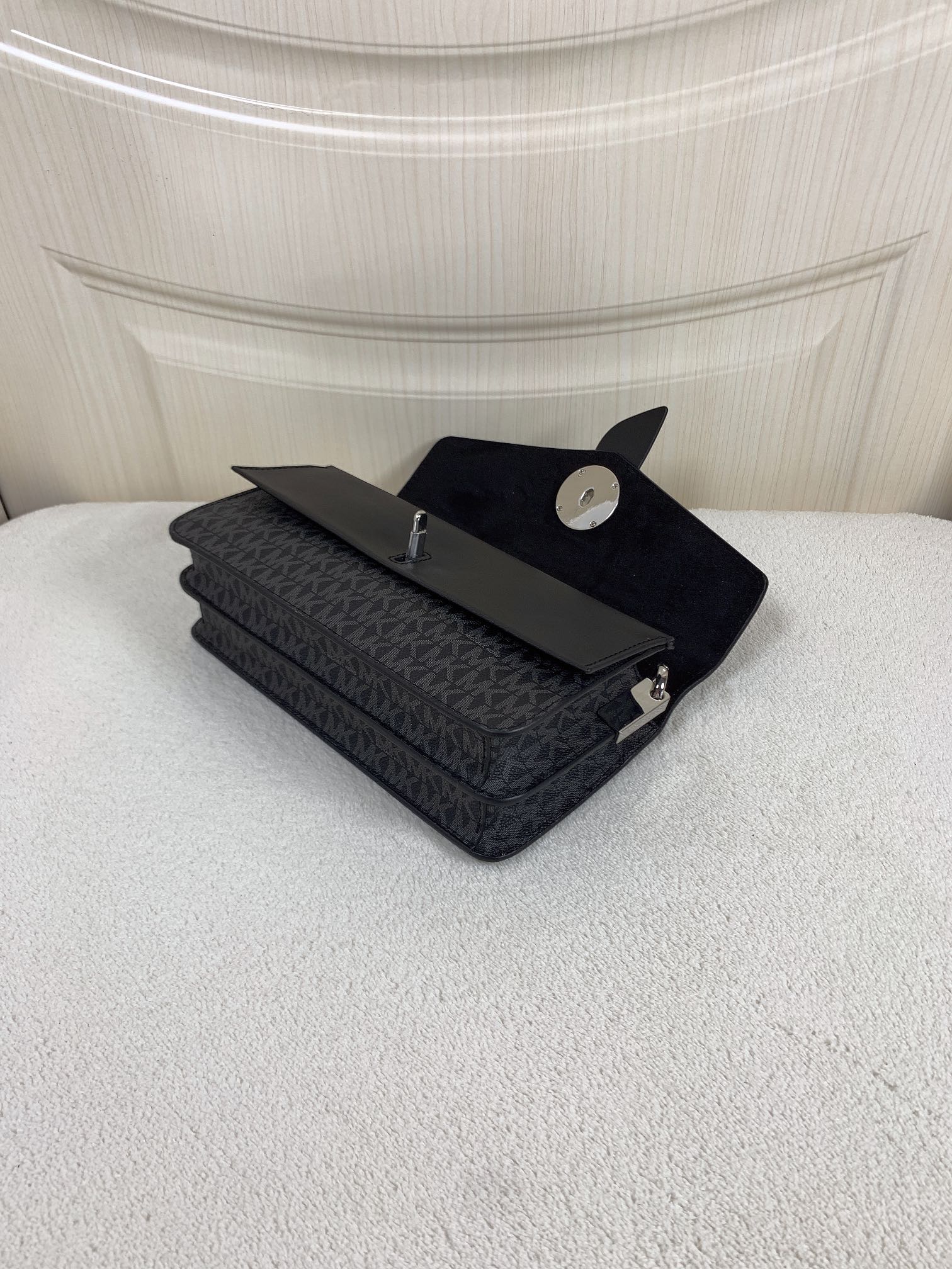 Michael Kors ～此款Greenwich 中号老花单肩包，包身采用品牌