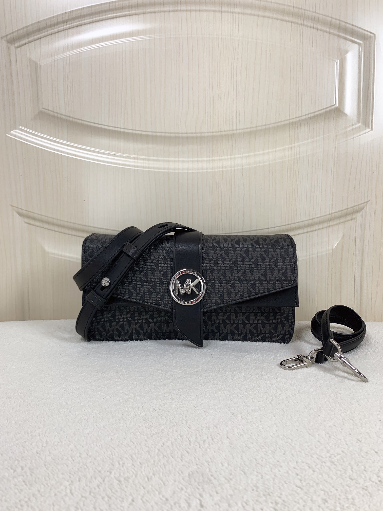 Michael Kors ～此款Greenwich 中号老花单肩包，包身采用品牌