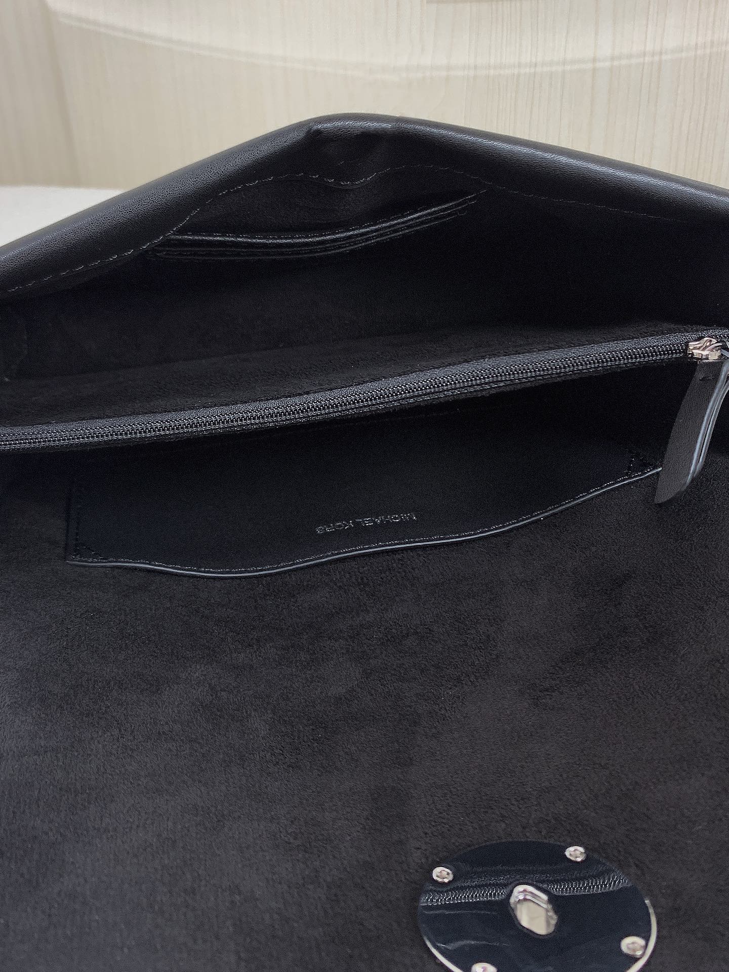 Michael Kors ～此款Greenwich 中号老花单肩包，包身采用品牌
