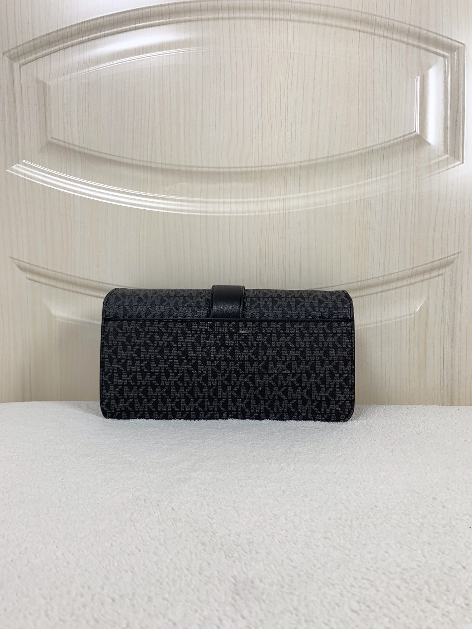 Michael Kors ～此款Greenwich 中号老花单肩包，包身采用品牌