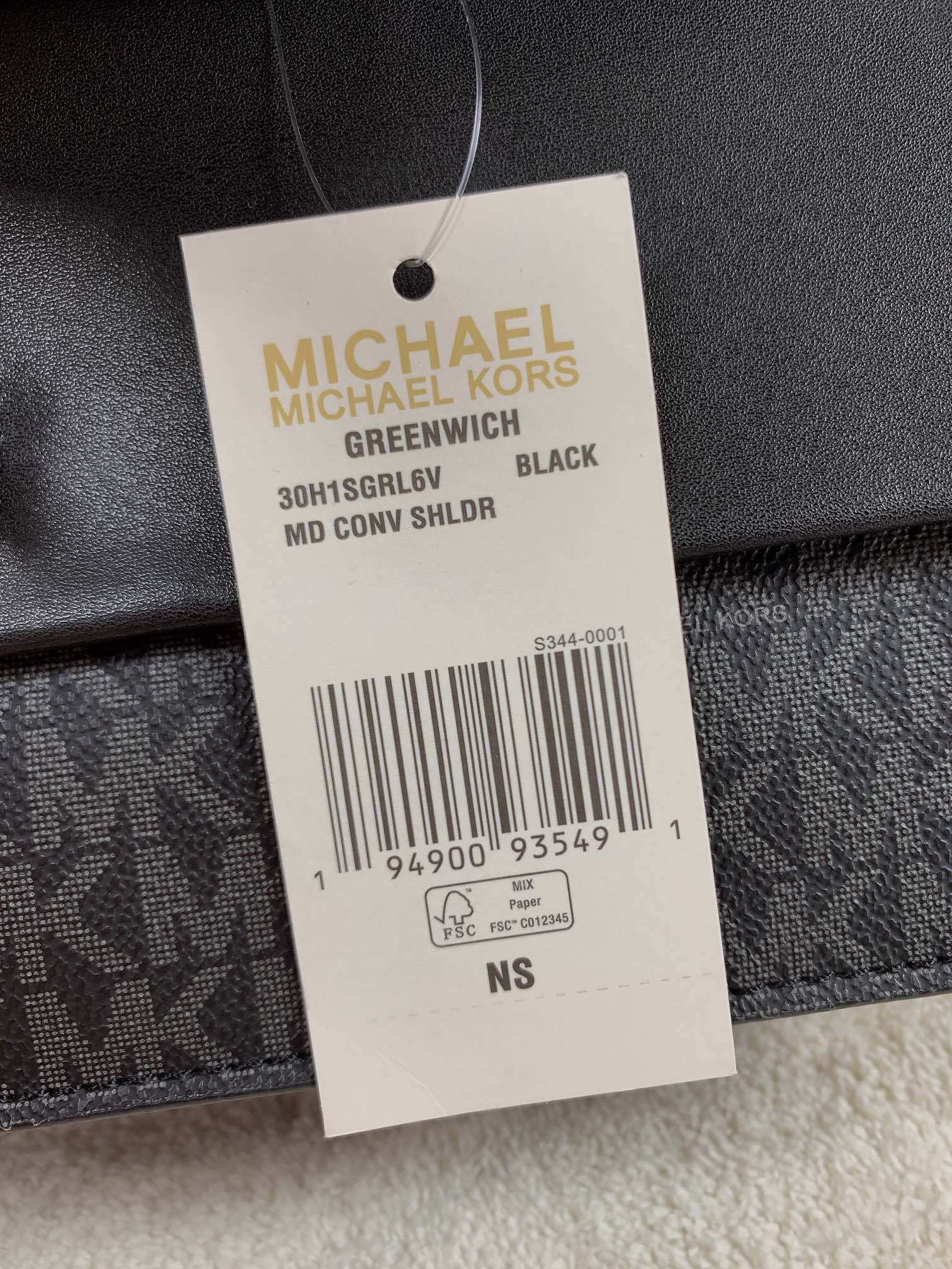 Michael Kors ～此款Greenwich 中号老花单肩包，包身采用品牌