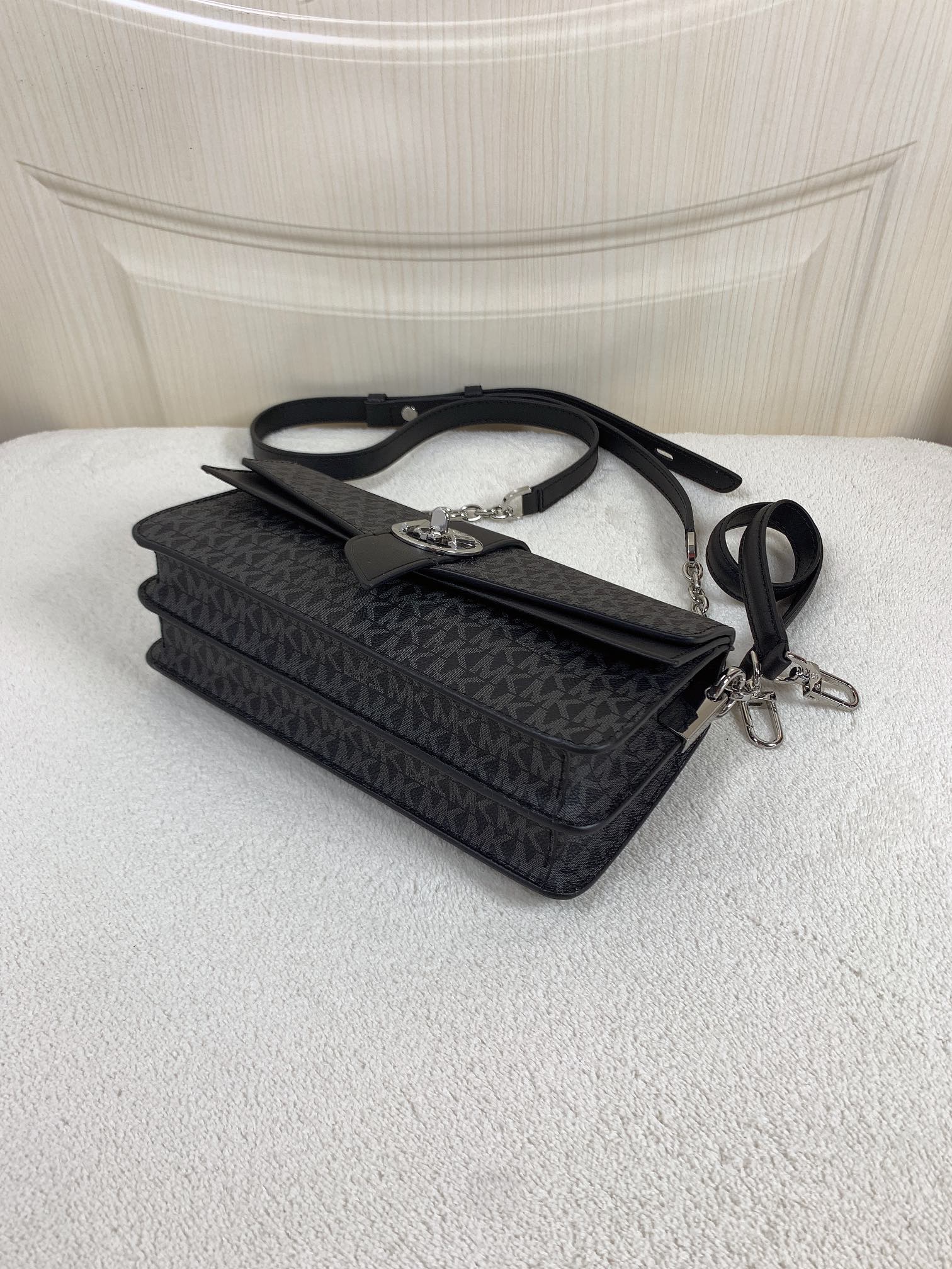 Michael Kors ～此款Greenwich 中号老花单肩包，包身采用品牌