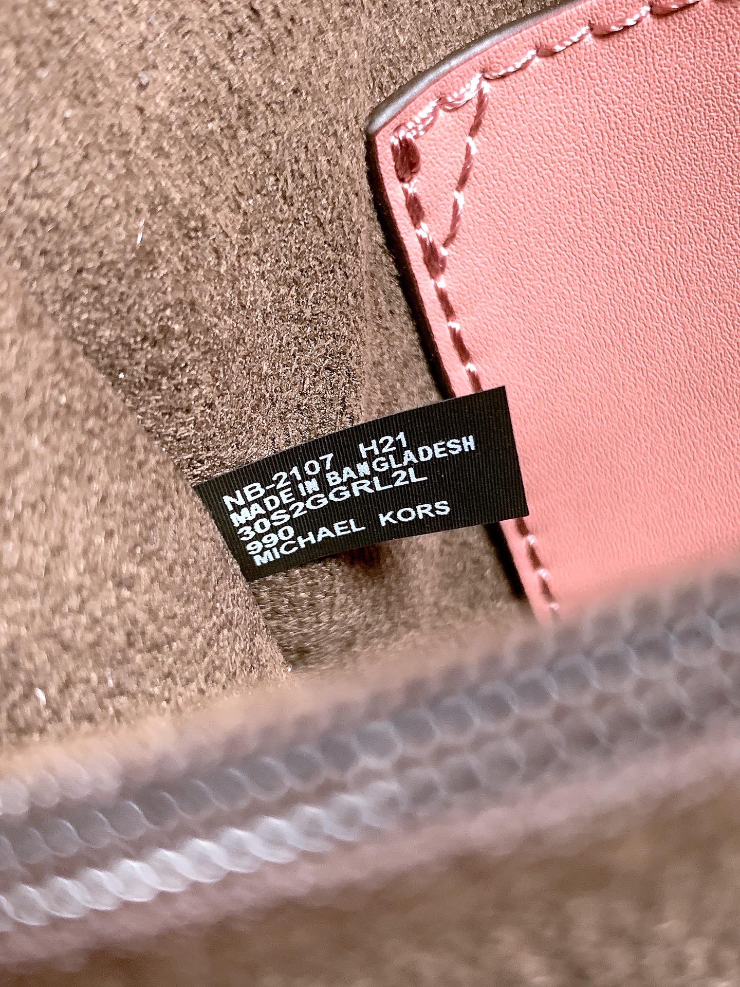 Michael Kors ～Greenwich双盖头酒神粉拼，采用十字纹牛皮三色拼接，大方