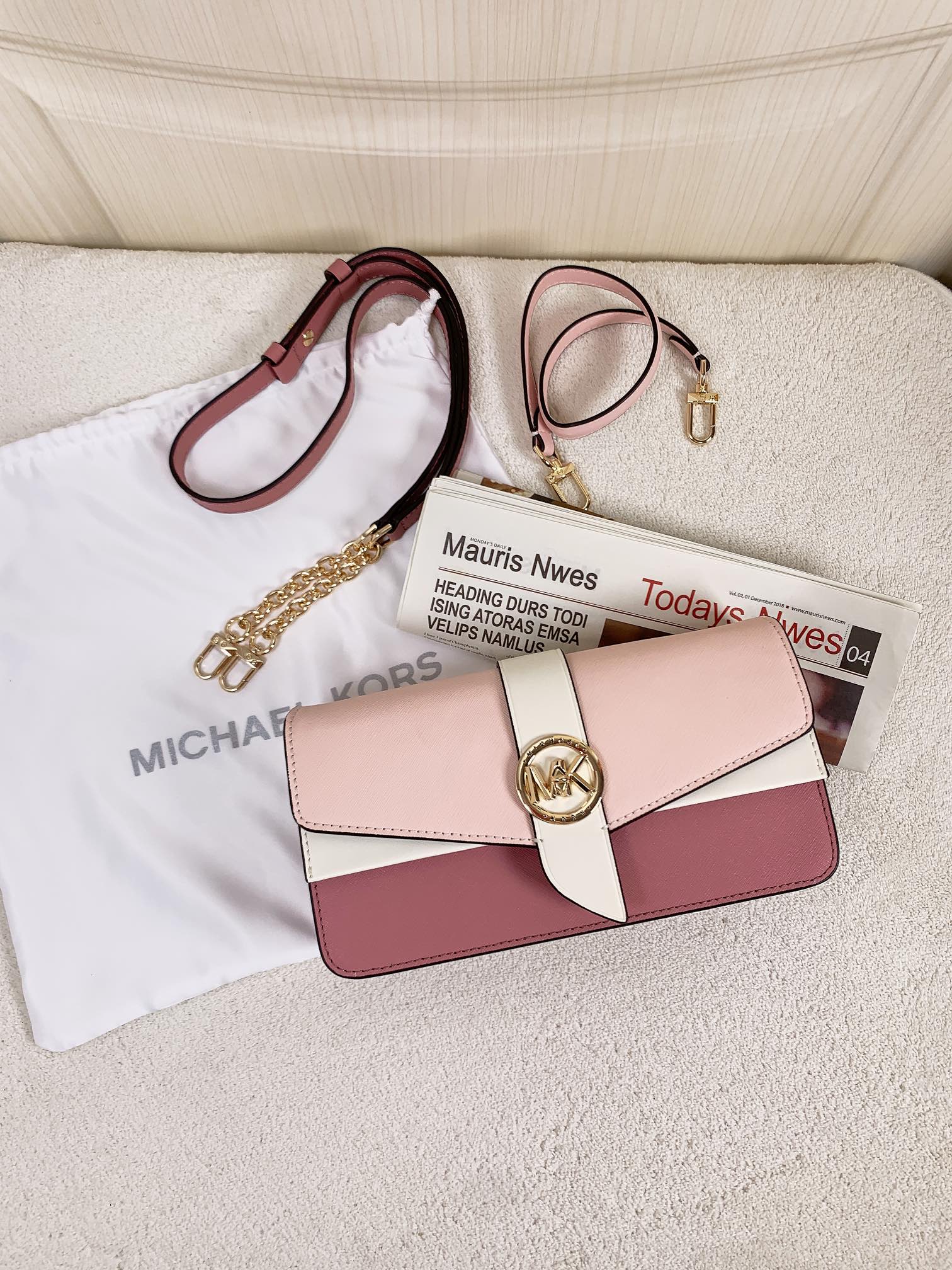 Michael Kors ～Greenwich双盖头酒神粉拼，采用十字纹牛皮三色拼接，大方