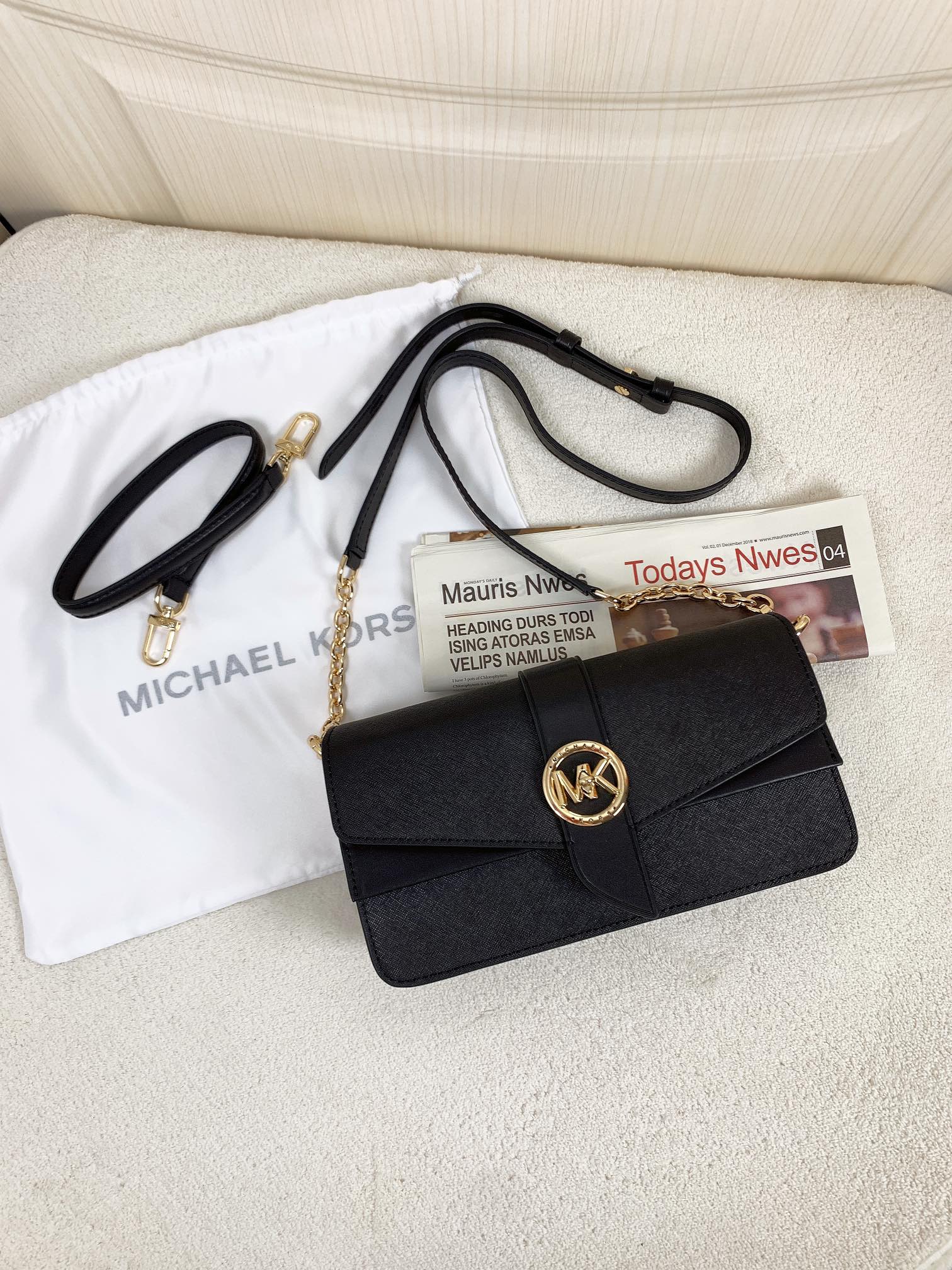Michael Kors ～Greenwich双盖头酒神黑色，采用十字纹牛皮纯色拼接，大方