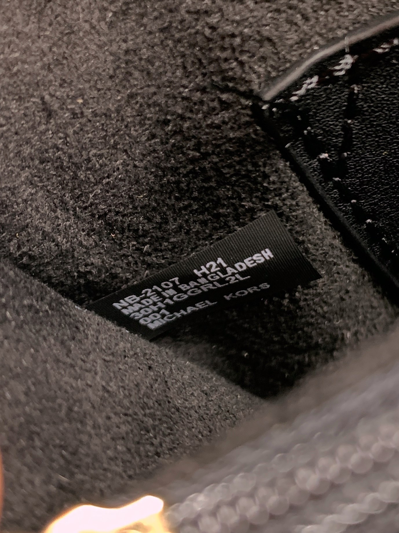 Michael Kors ～Greenwich双盖头酒神黑色，采用十字纹牛皮纯色拼接，大方