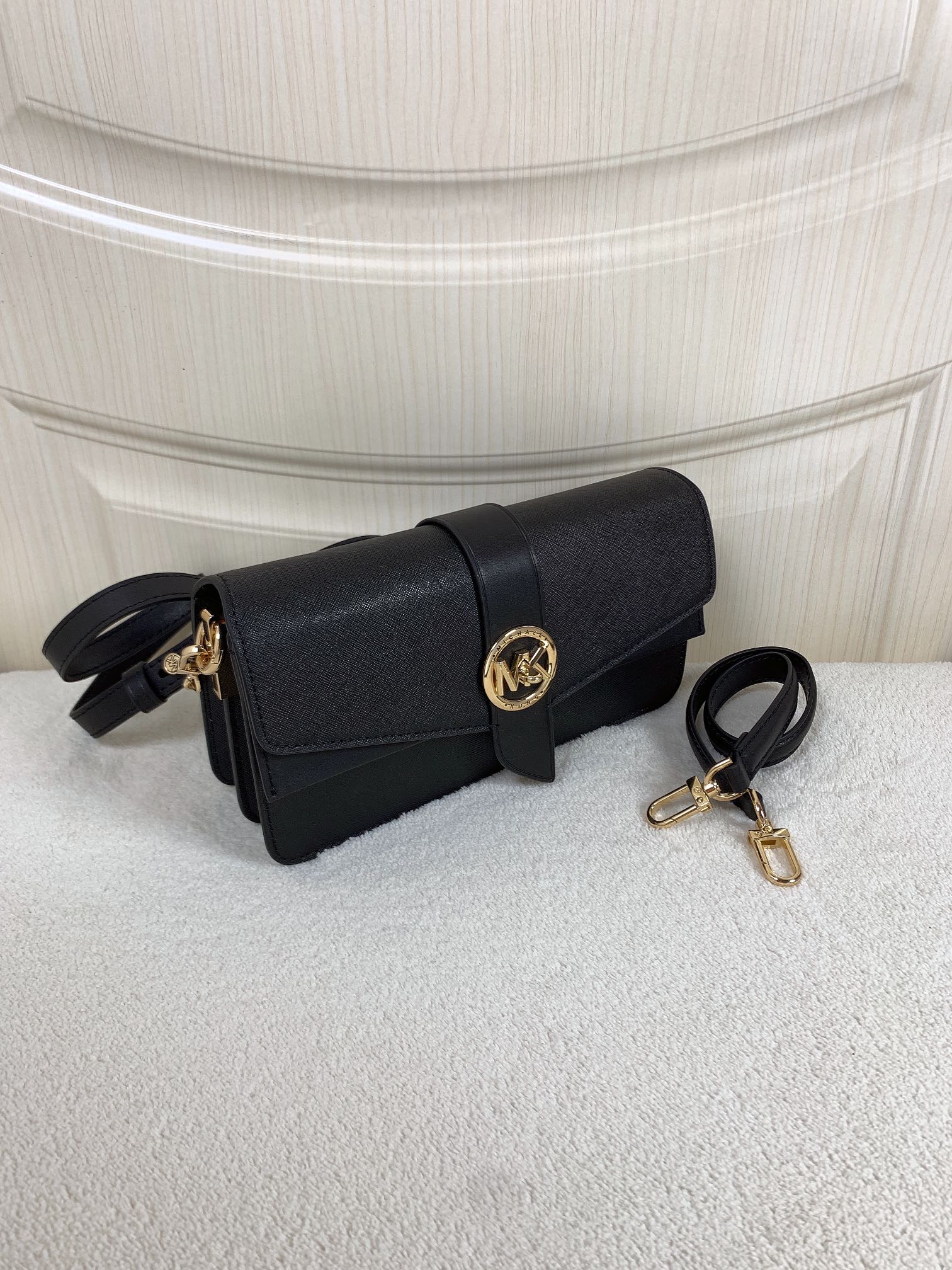 Michael Kors ～Greenwich双盖头酒神黑色，采用十字纹牛皮纯色拼接，大方