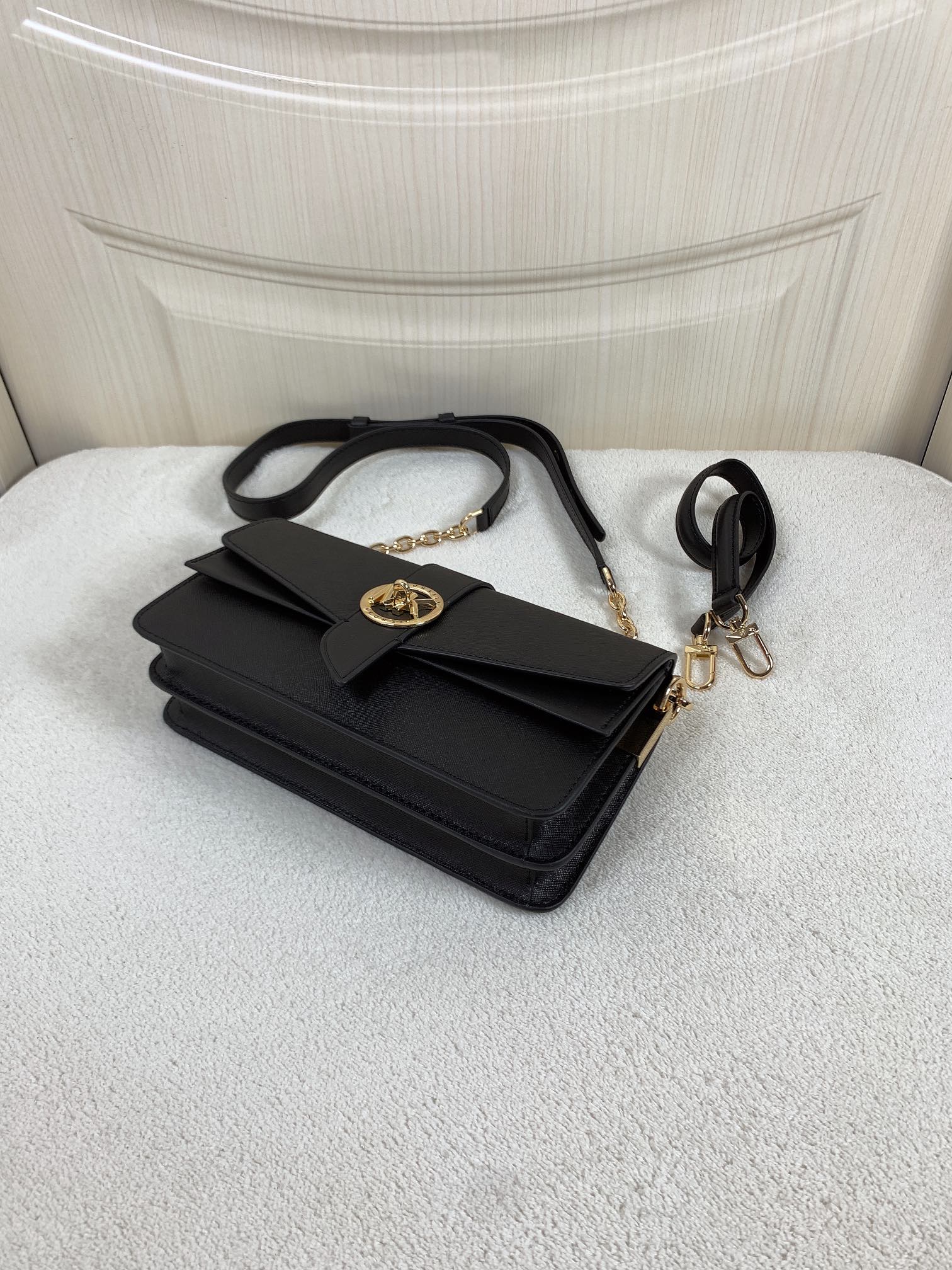 Michael Kors ～Greenwich双盖头酒神黑色，采用十字纹牛皮纯色拼接，大方
