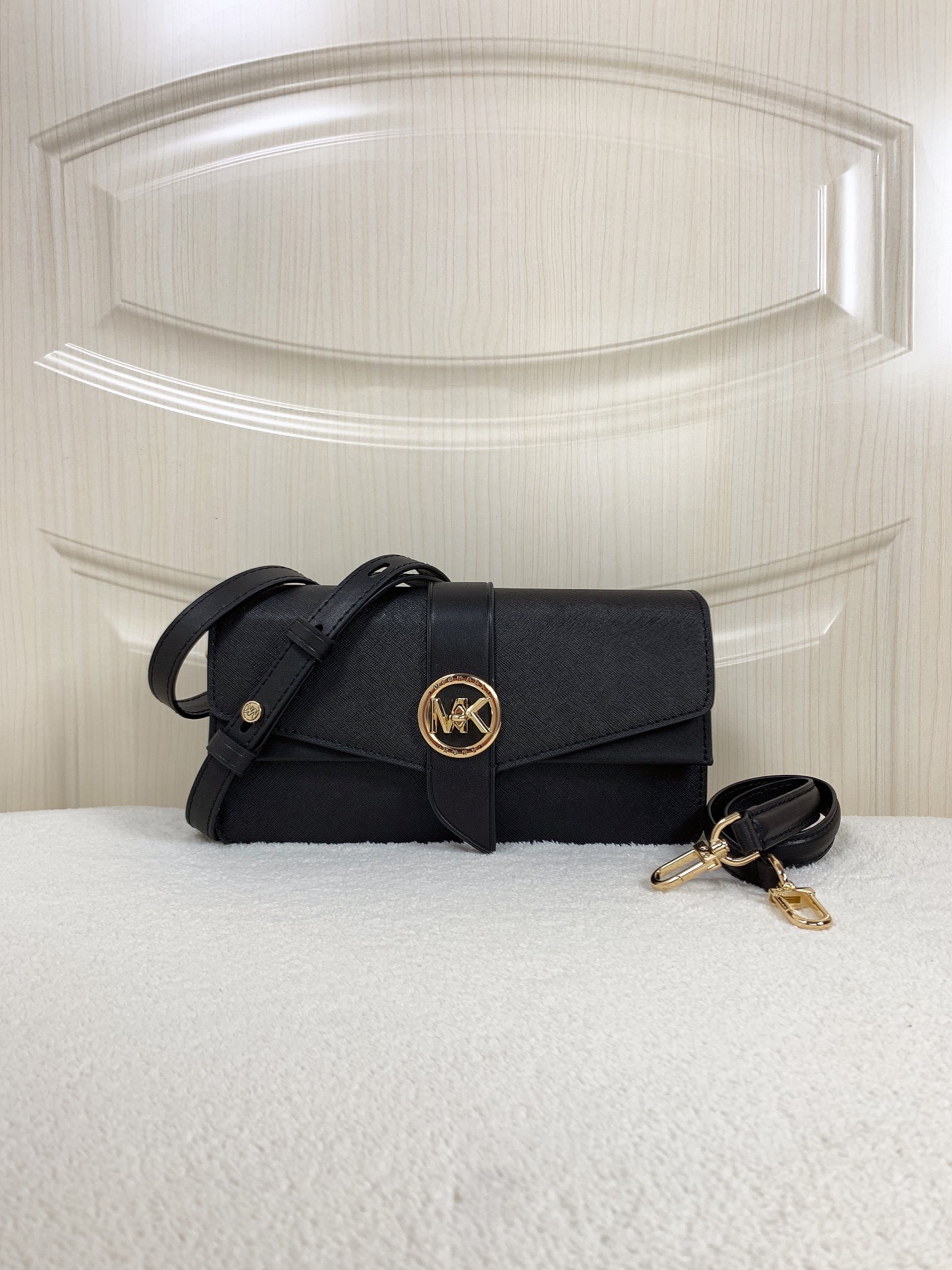 Michael Kors ～Greenwich双盖头酒神黑色，采用十字纹牛皮纯色拼接，大方