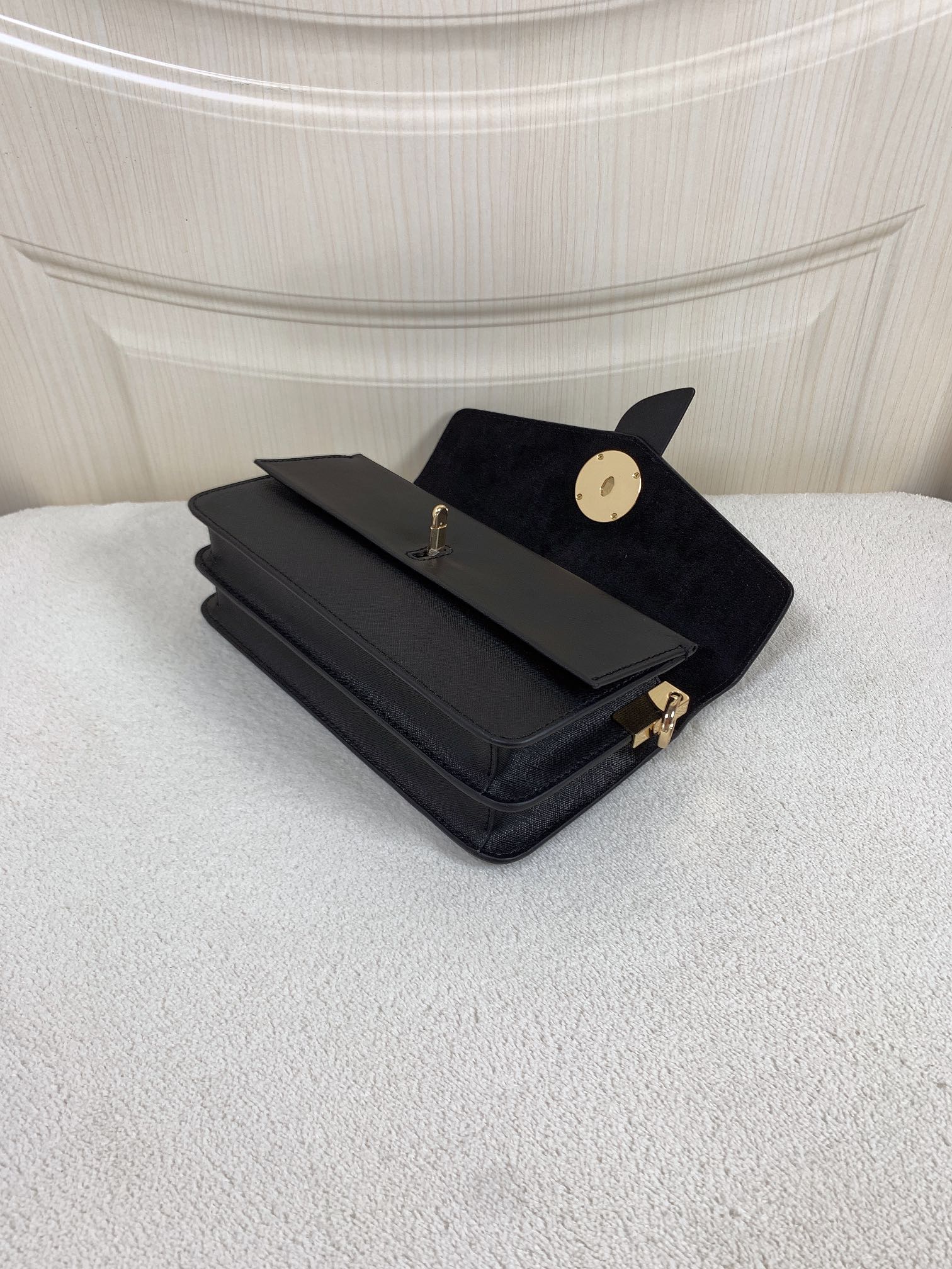 Michael Kors ～Greenwich双盖头酒神黑色，采用十字纹牛皮纯色拼接，大方