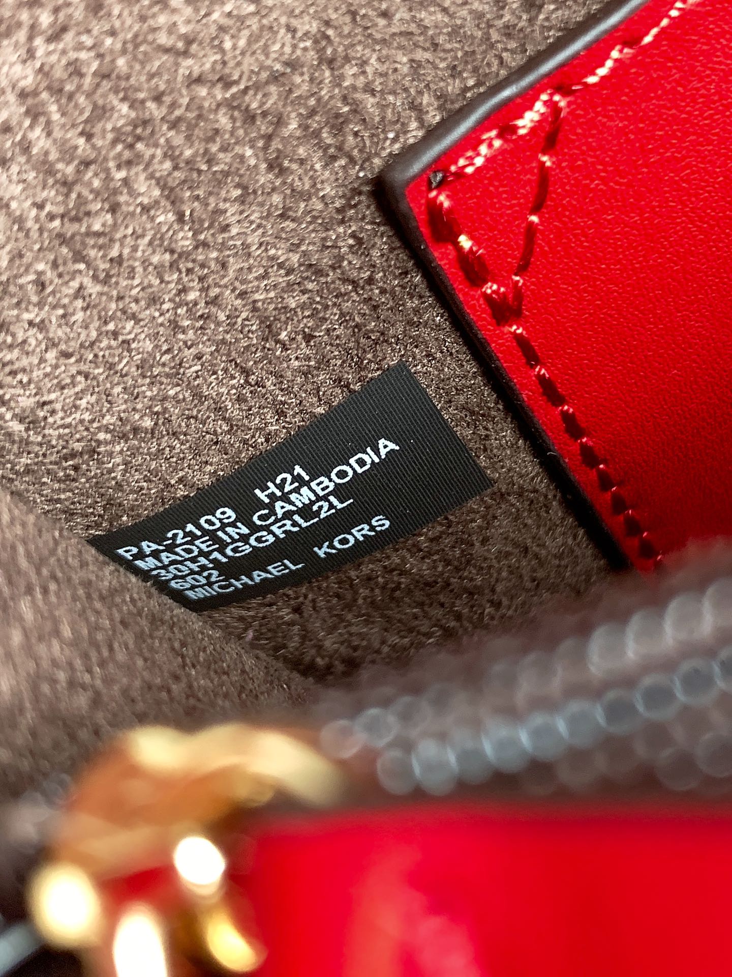 Michael Kors ～Greenwich双盖头酒神红色，采用十字纹牛皮纯色拼接，大方