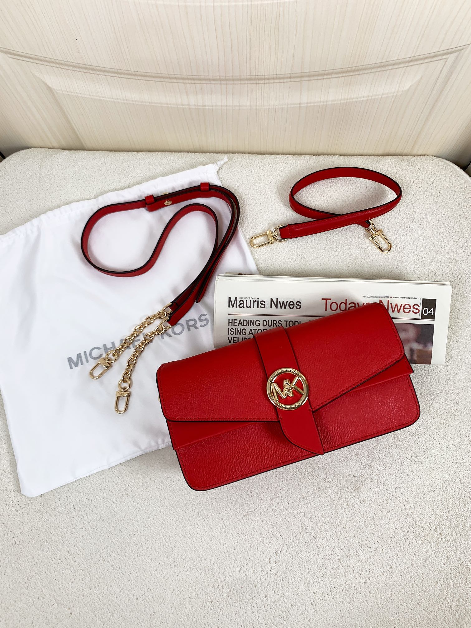 Michael Kors ～Greenwich双盖头酒神红色，采用十字纹牛皮纯色拼接，大方