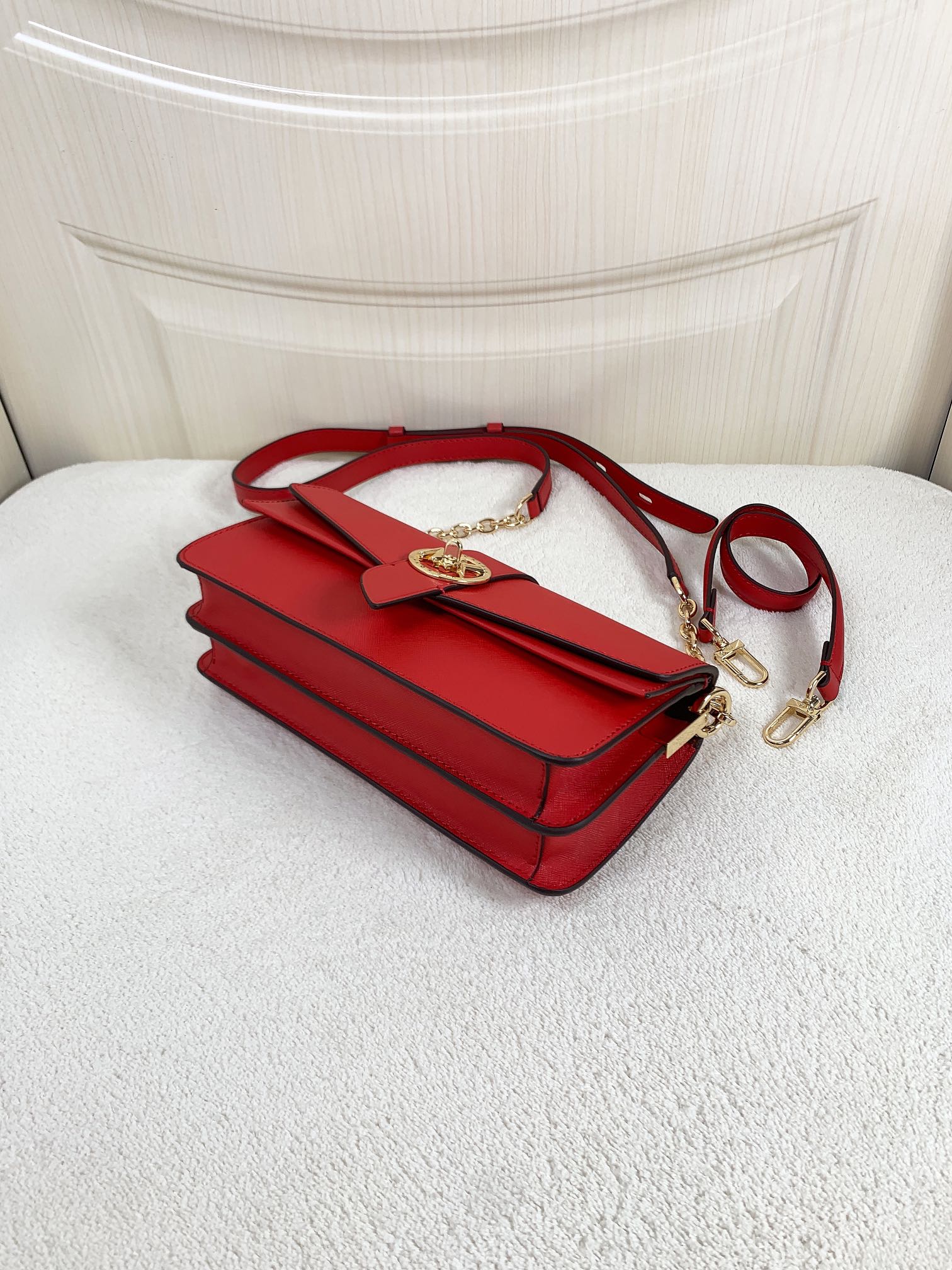 Michael Kors ～Greenwich双盖头酒神红色，采用十字纹牛皮纯色拼接，大方