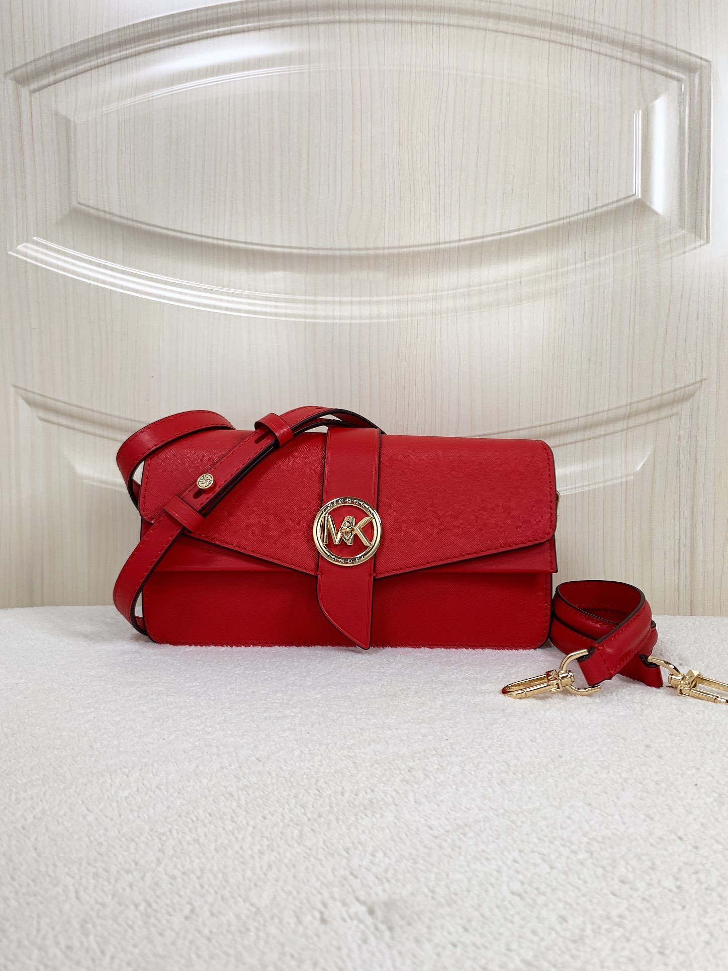 Michael Kors ～Greenwich双盖头酒神红色，采用十字纹牛皮纯色拼接，大方