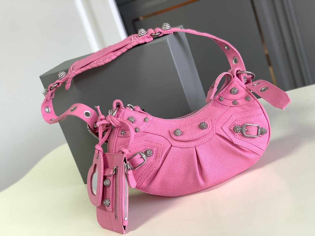 NO:204398,Genuine Le Cagole Half Moon Dumpling Lottery Packaging Lottery Packaging This year, denim is very busy and super popular!  Denim Hardware Locomotive Bag These three elements are just one word together, and ZP color denim exclusive version full diamond hardware Sisters rush to the duck~ XS26×16×10cm Model #59005, Balenciaga, balenciaga19860909正品级 Le Cagole半月包饺子包机车包 今年牛仔很忙很忙,超级大爆款！ 牛仔带钻五金机车包 这三大元素拼一起就一个字,绝 ZP对色牛仔独家对版满钻五金 姐妹们冲鸭～ XS26×16×10cm型号#59005,巴黎世家,balenciaga,Bag