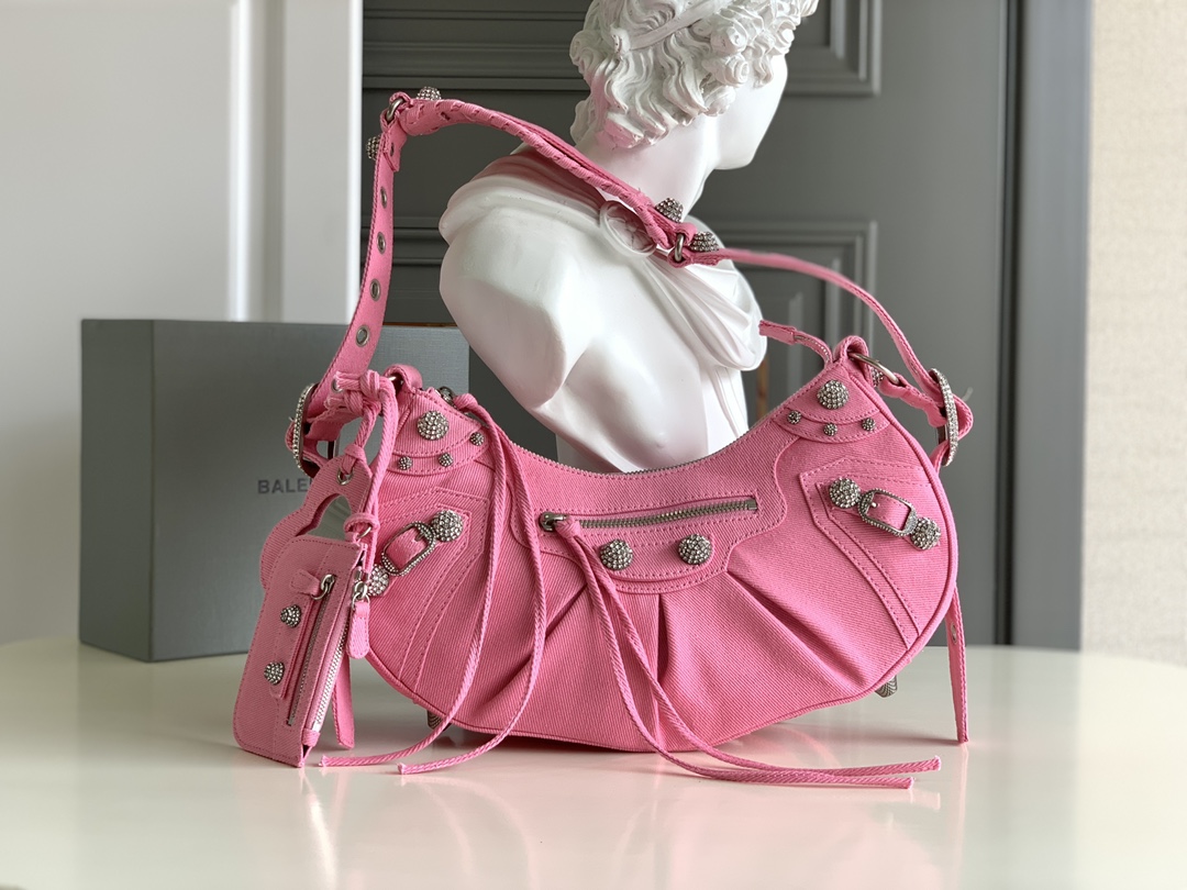 NO:204402,Genuine Le Cagole Half Moon Dumpling Lottery Packaging Lottery Packaging This year, denim is very busy and super popular!  Denim Hardware Locomotive Bag These three elements are just one word together, and ZP color denim exclusive version full diamond hardware Sisters rush to the duck~ S33×16×8.4cm Model #59006, Balenciaga, balenciaga19860909正品级 Le Cagole半月包饺子包机车包 今年牛仔很忙很忙,超级大爆款！ 牛仔带钻五金机车包 这三大元素拼一起就一个字,绝 ZP对色牛仔独家对版满钻五金 姐妹们冲鸭～ S33×16×8.4cm型号#59006,巴黎世家,balenciaga,Bag