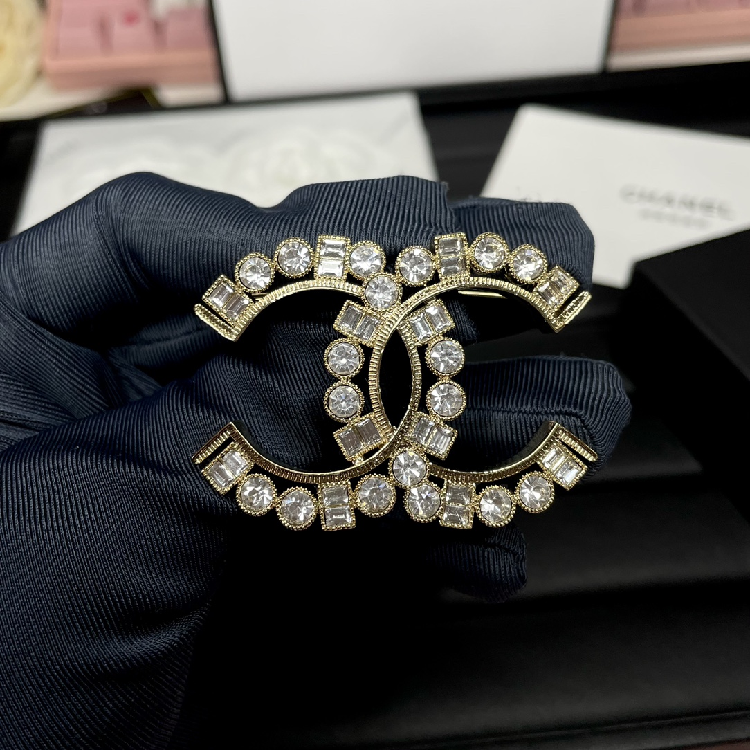 NO:661045,Xiaoxiang new square diamond round diamond double C brooch, Chanel brooch, chanel, brooch, breastpin19860909小香 新款方钻 圆钻双C 胸针,香奈儿胸针,chanel,brooch，breastpin,Jewelry
