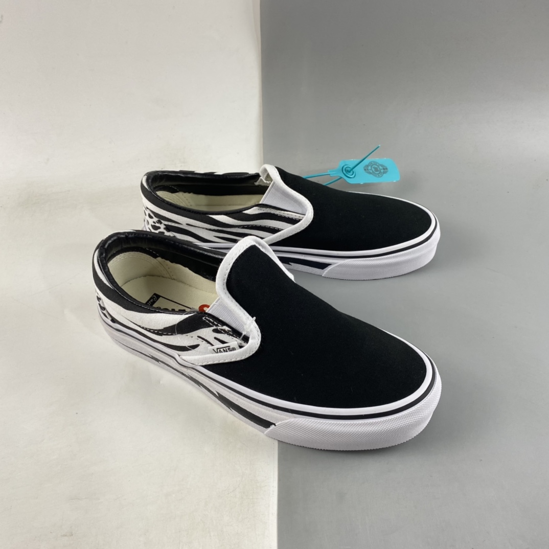 Vans Classics Slip-On lazy black and white graffiti printing low-top sneakers VN0A40DWN0Q