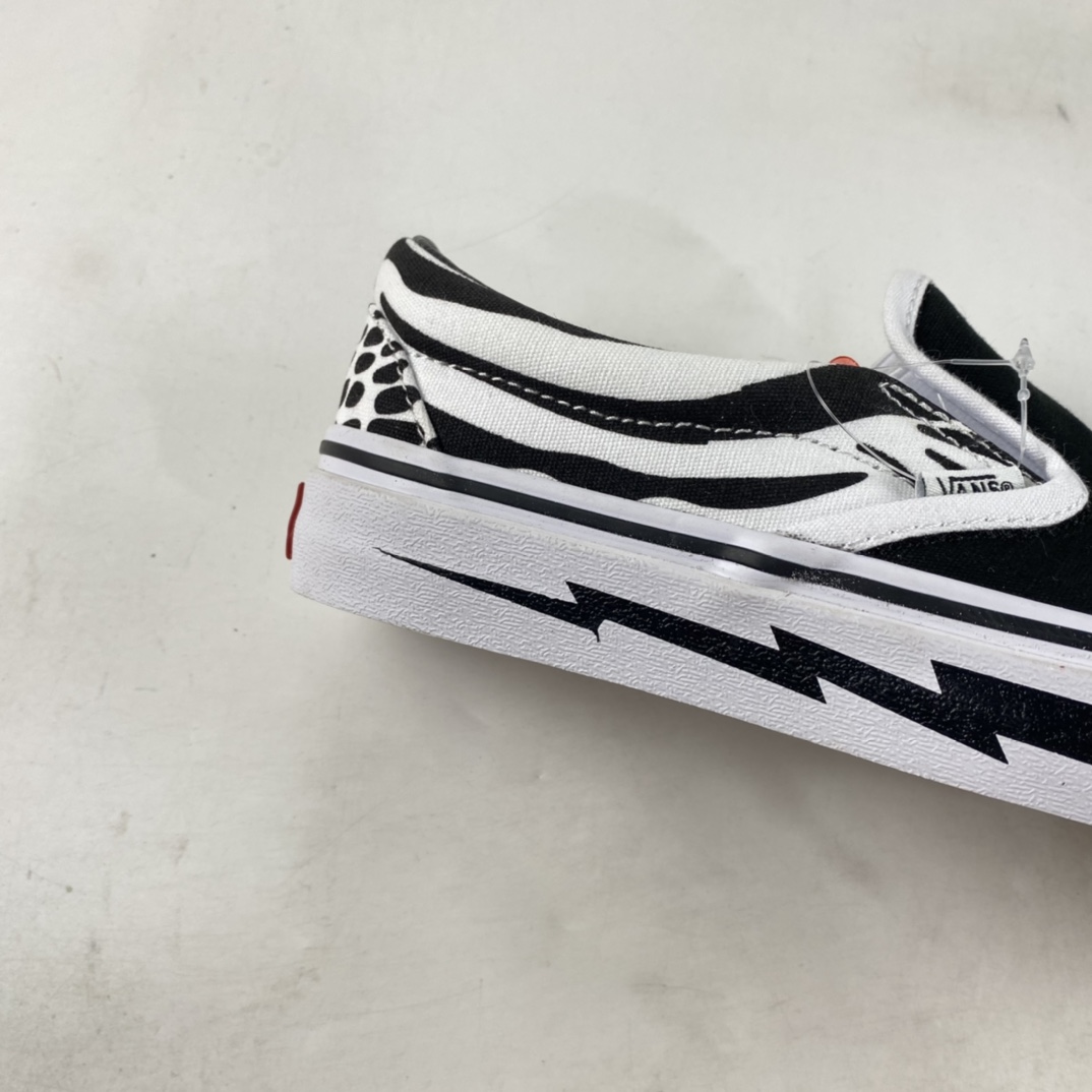 Vans Classics Slip-On lazy black and white graffiti printing low-top sneakers VN0A40DWN0Q