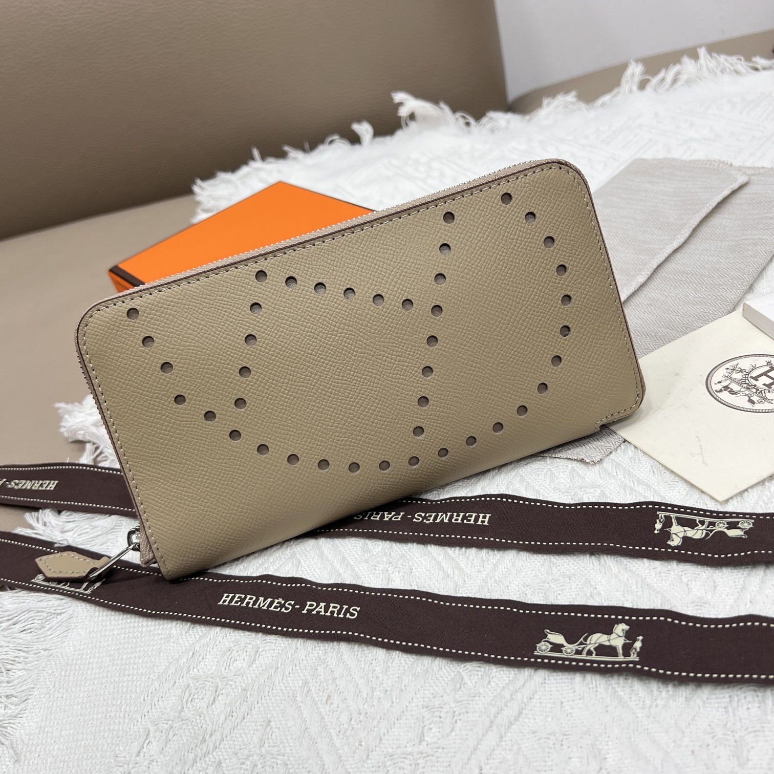 Hermès Constance Hand Palm Grain Leather Zip Around Wallet - Elegant & Stylish 2 a1660413253562 0431